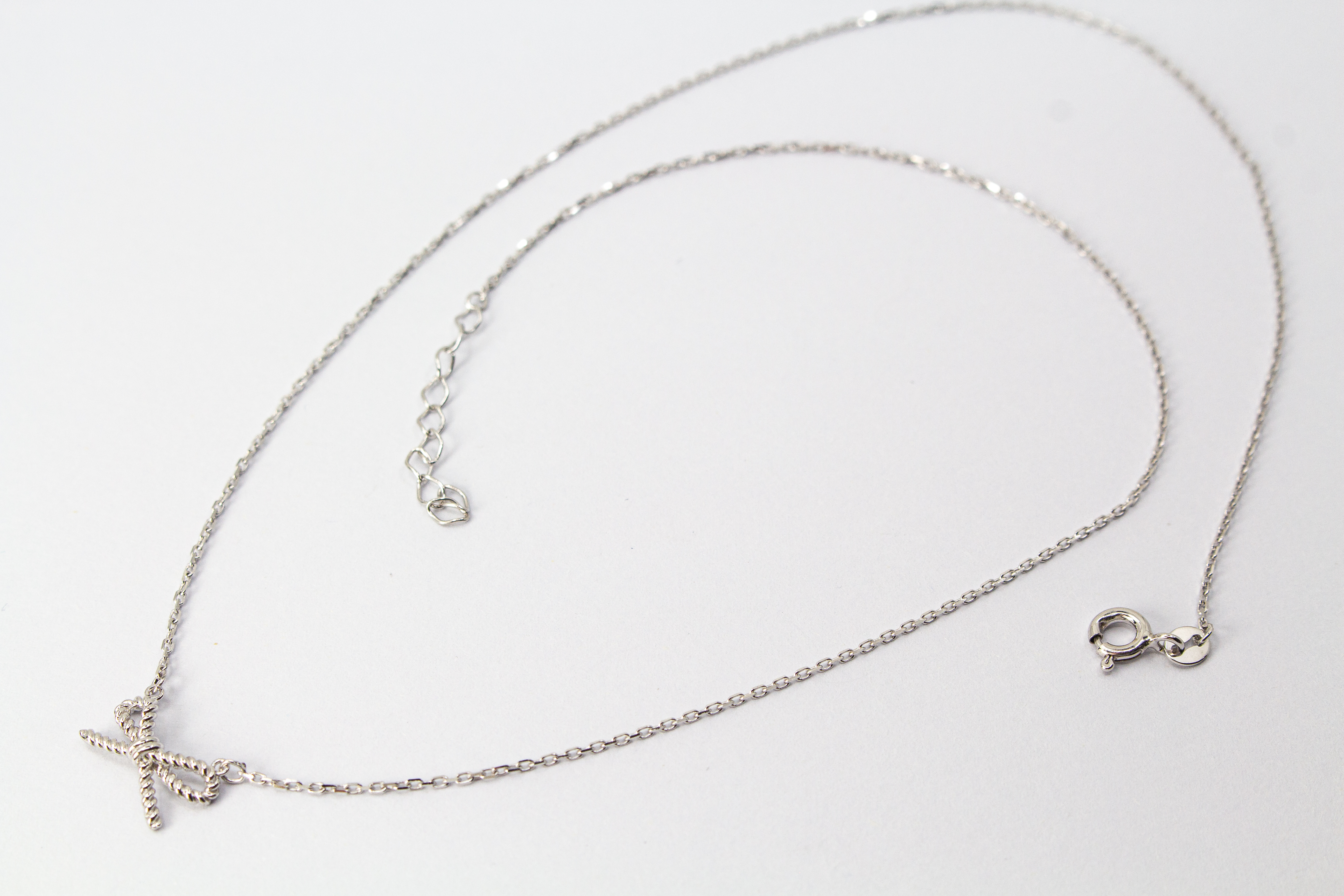 Collier „Schleifenzauber“ aus rhodiniertem 925er Sterlingsilber mit filigranem Schleifenanhänger in zeitlosem Design.