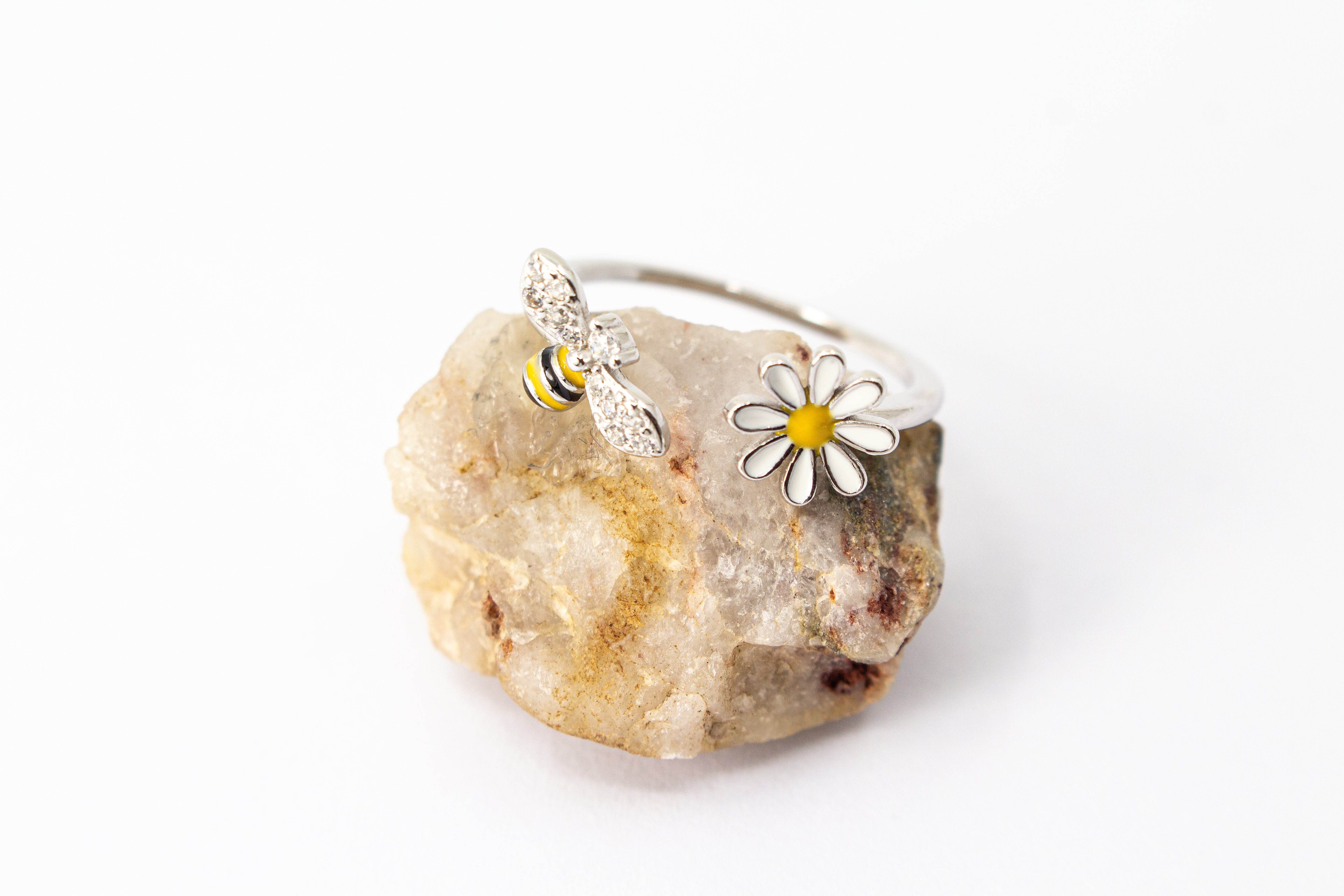 Offener Ring „Blütenbesuch“ aus rhodiniertem 925er Sterlingsilber mit Emaille-Blüte, funkelnder Biene und weißen Zirkonia.