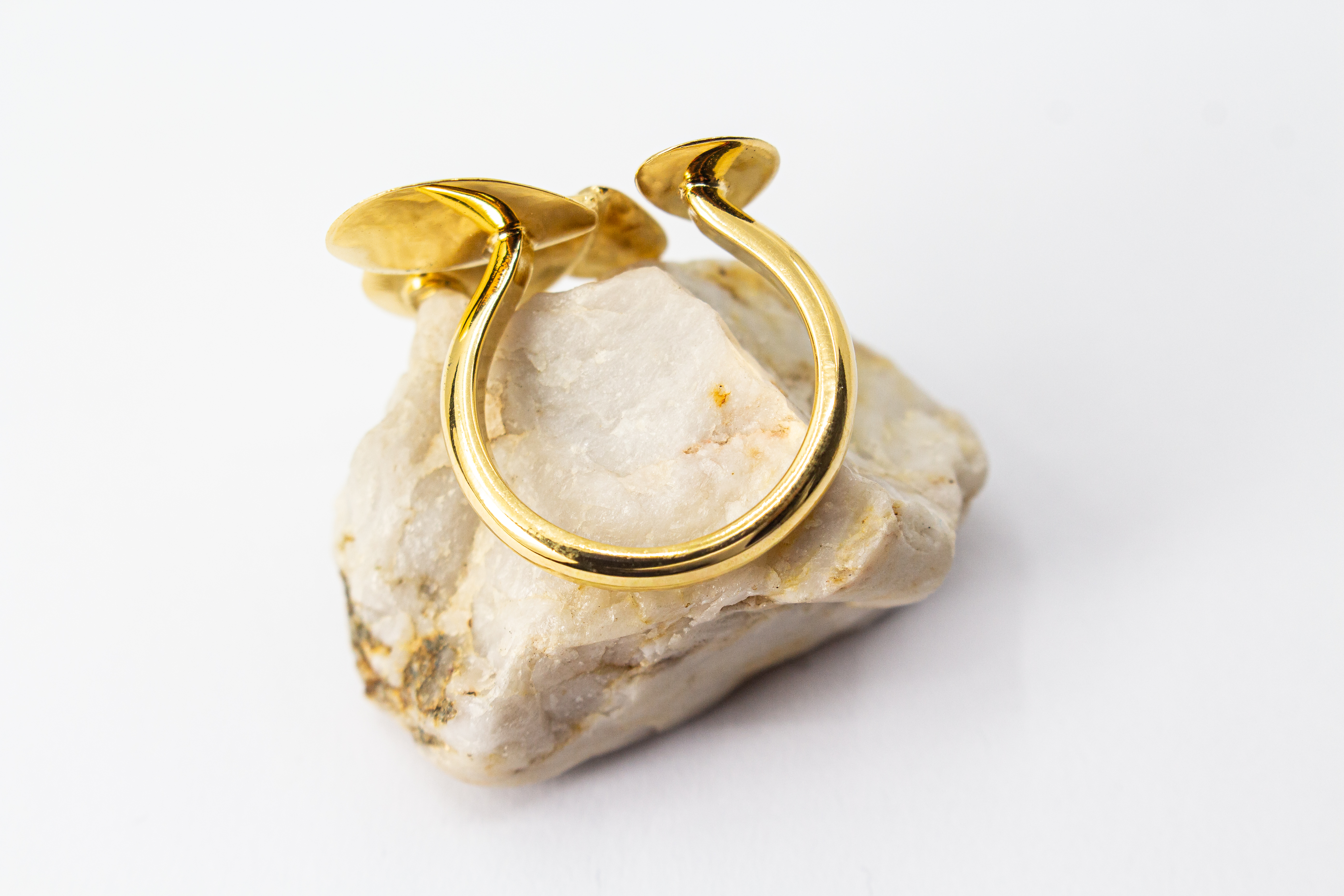 Ring Moon von Diva Gioielli, offenes Design aus vergoldetem Silber mit organisch geformten Elementen in glänzender und fein strukturierter Optik