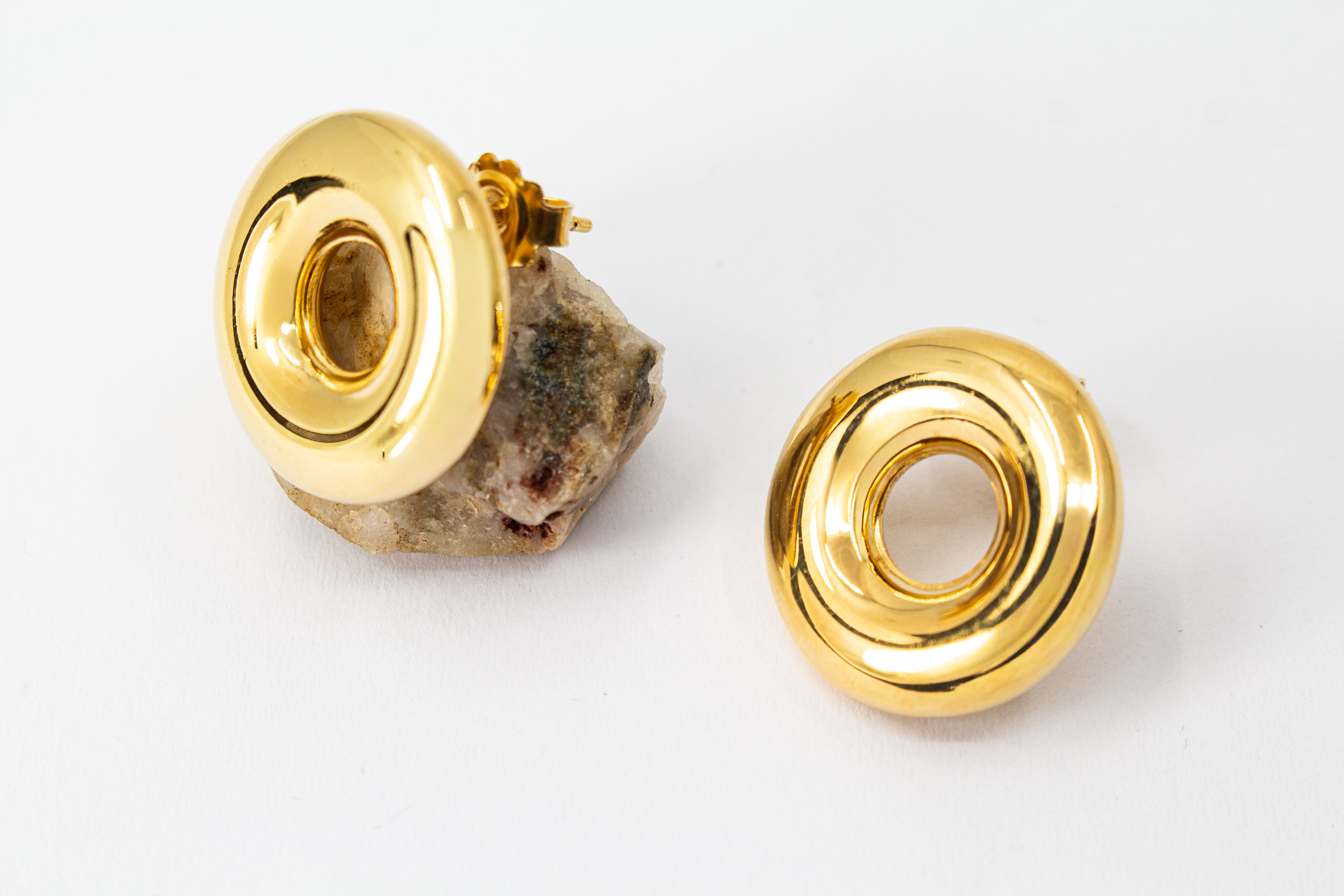 Moderne, runde Statement-Ohrstecker „Moon“ von Diva Gioielli aus glänzend vergoldetem 925er Silber