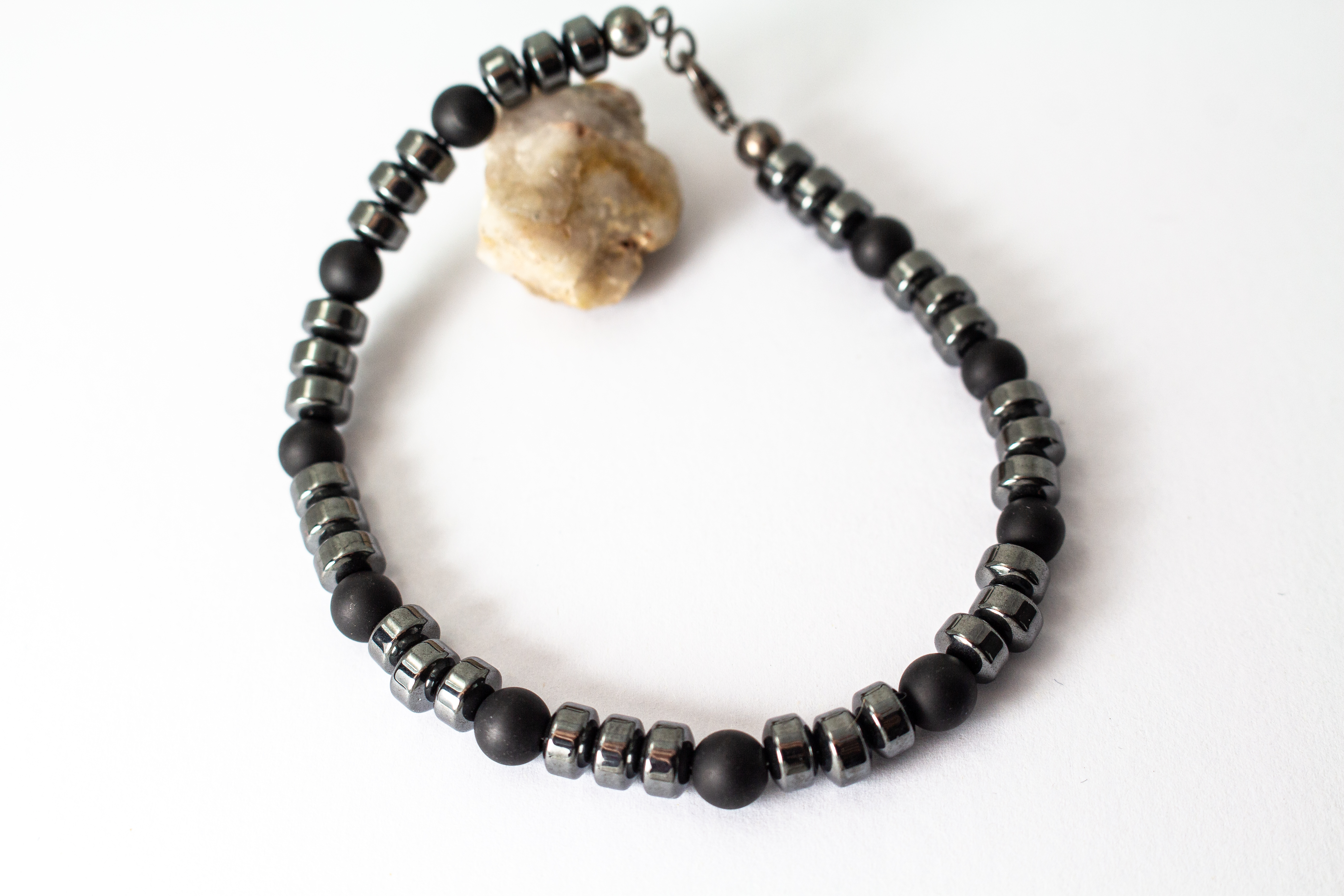 Herrenarmband aus Onyx und Hämatit mit schwarzen Natursteinperlen und silberfarbenen Hämatit-Elementen, handgefertigter Herrenschmuck