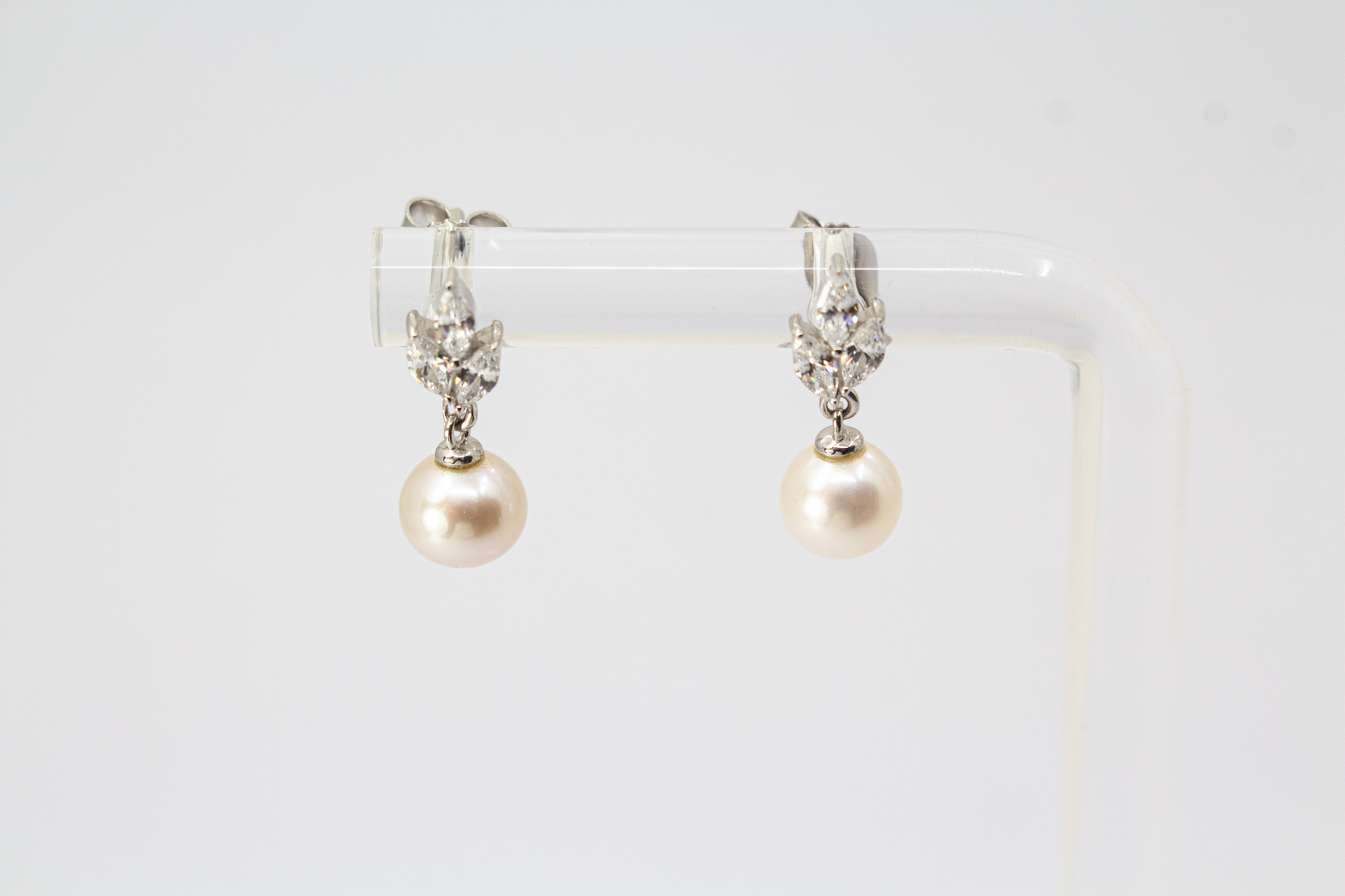 Paar elegante Braut-Ohrstecker „Knospe“ aus 925 Sterling Silber mit funkelnden Zirkonia-Steinen im Marquise-Schliff in Blätterform und frei beweglich angehängten, weißen Perlen