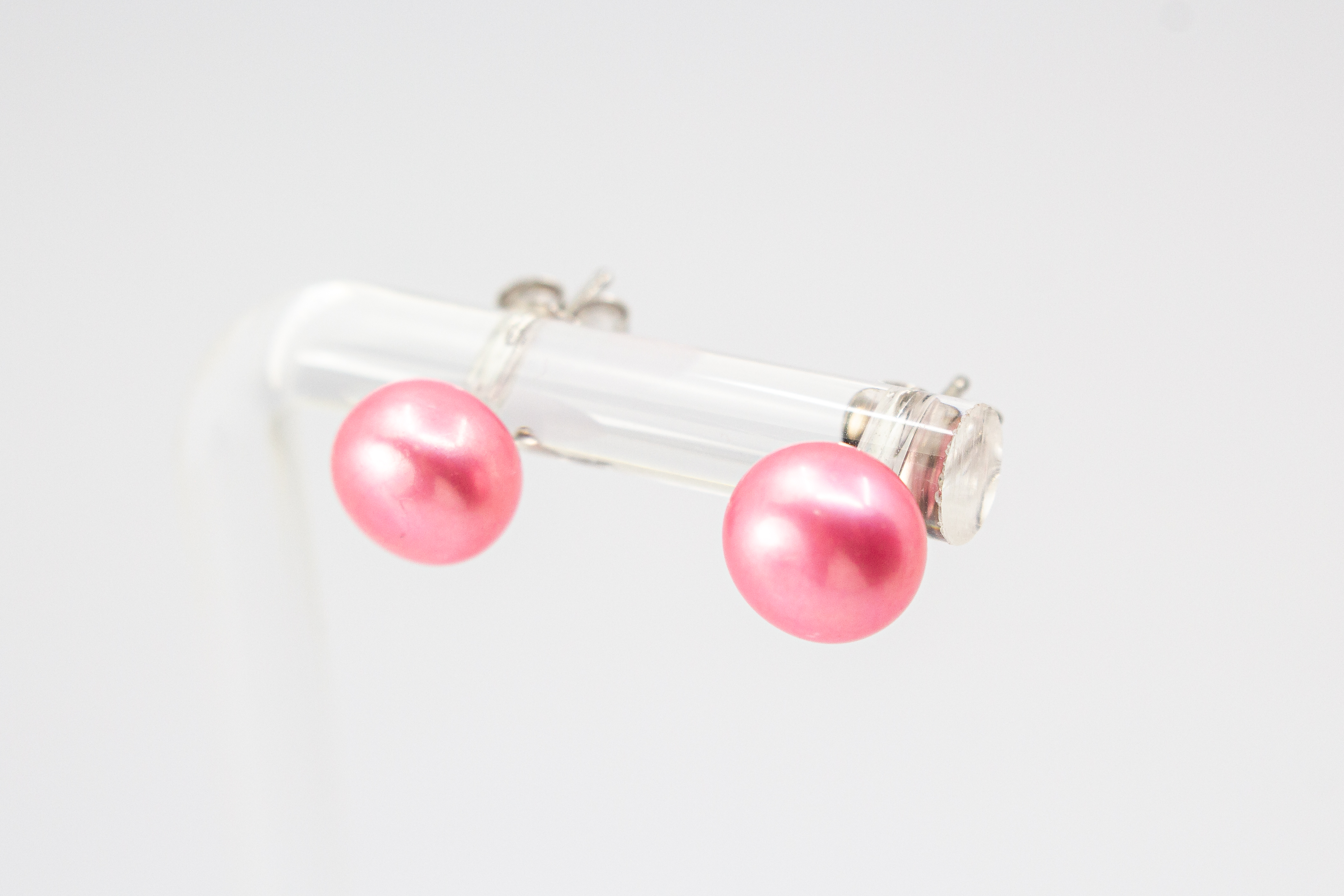 925er Sterlingsilber Ohrstecker mit schimmernder pinker Süßwasserzuchtperle in klassischem, zeitlosem Design.
