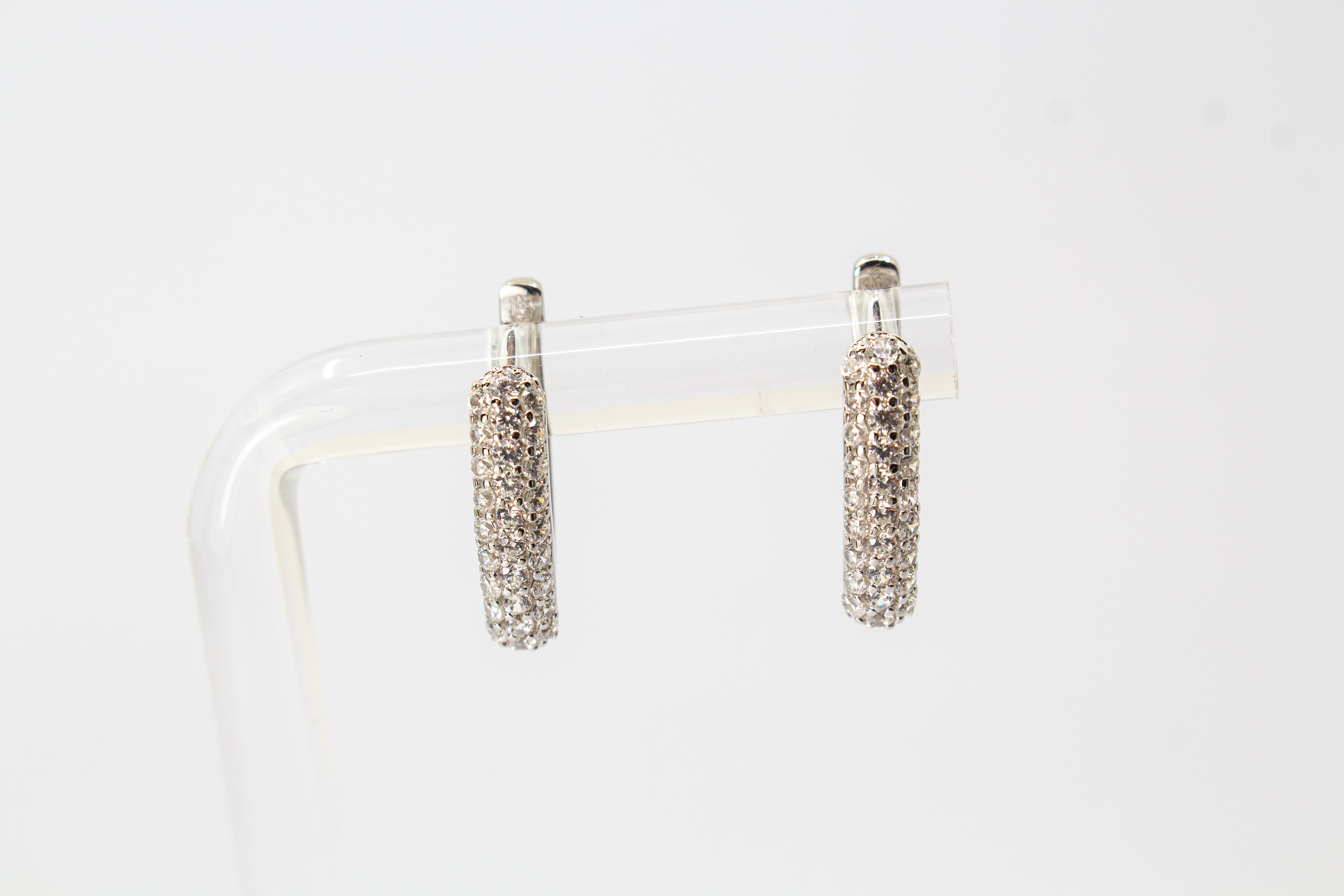 Creolen „Silberlicht“ aus rhodiniertem 925er Sterlingsilber mit funkelnden weißen Zirkonia in eleganter Pavé-Fassung.