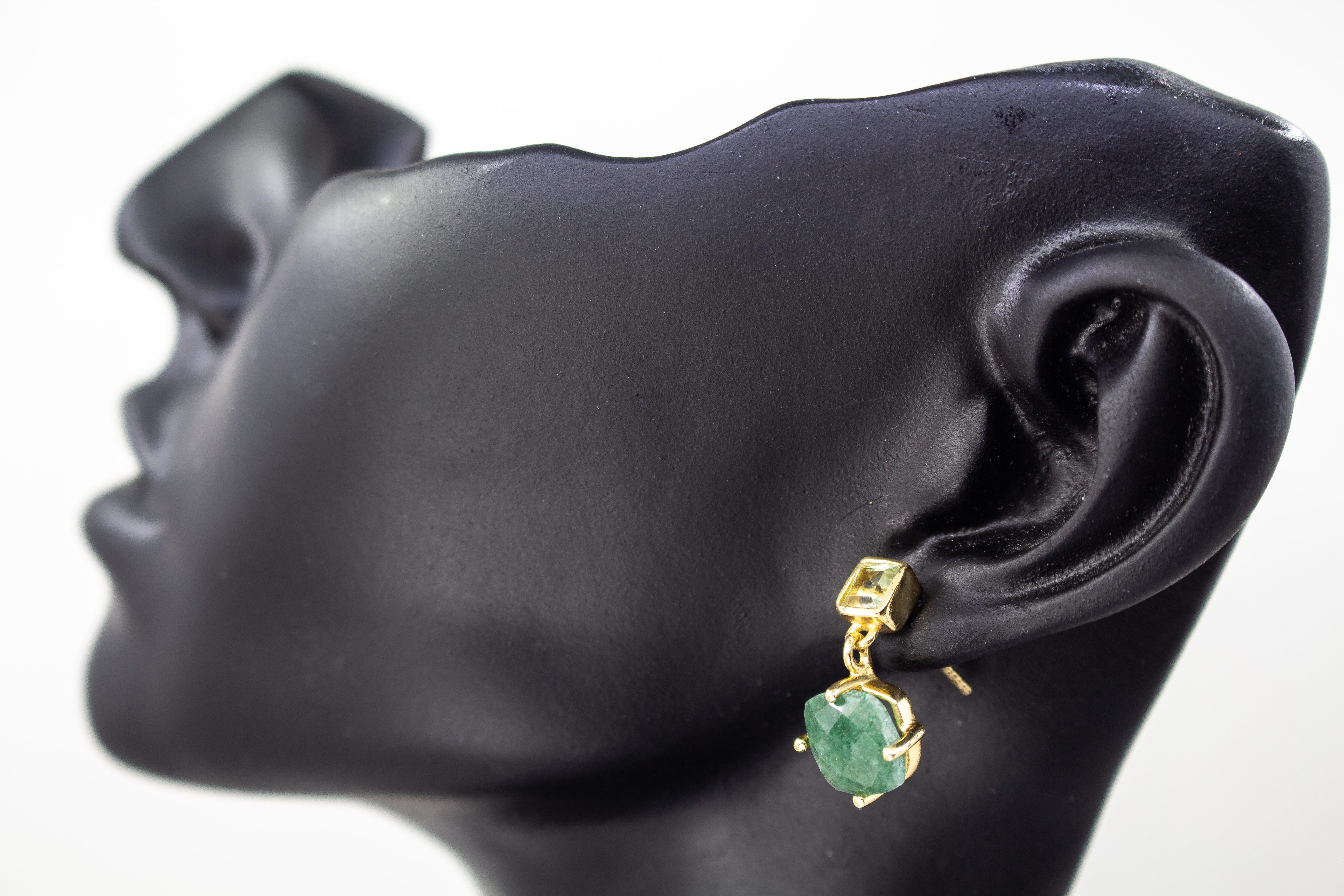 Paar elegante, zweistufige Ohrhänger auf einem Schmuckständer aus 18 Karat vergoldetem 925 Sterling Silber mit einem quadratischen, hellgrünen Prasiolith am Ohrstecker und einem größeren, kissenförmig facettierten grünen Aventurin-Edelstein als Anhänger a