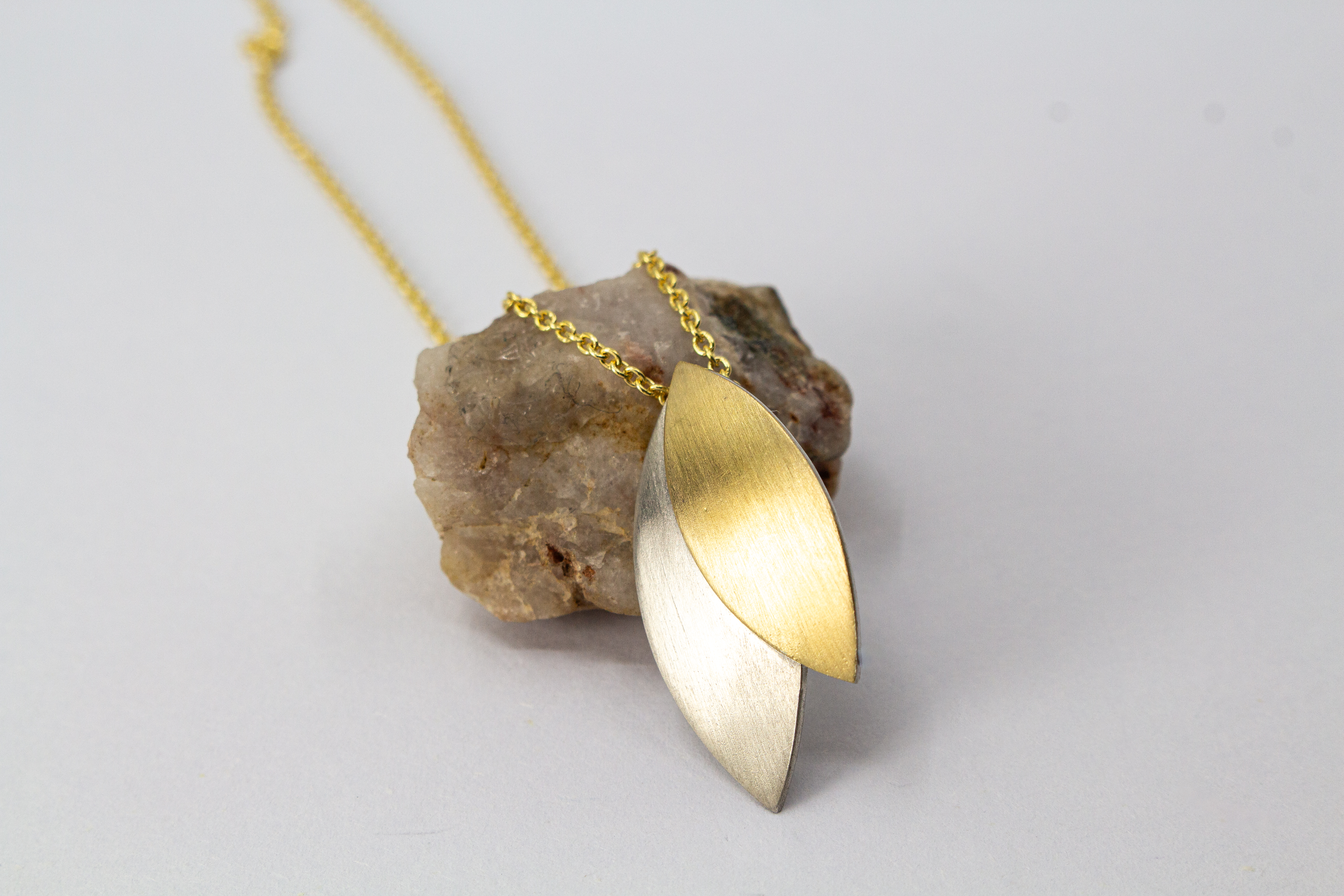 Kette „Blattgold“ aus 925er Sterlingsilber mit Feingoldbelötung und zweifarbigem Anhänger in filigraner Blattform.