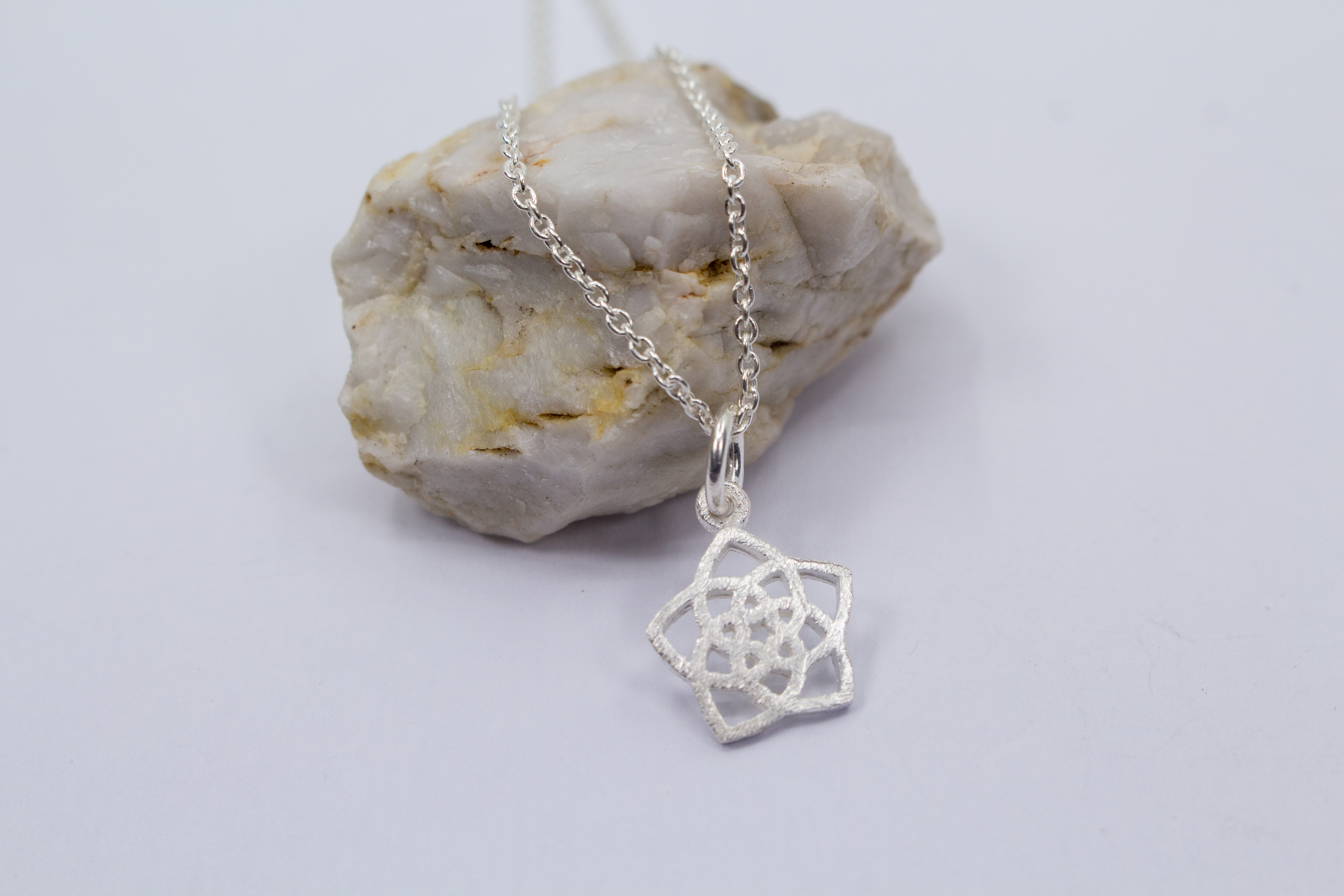 Silberkette mit Blumenanhänger online bestellen