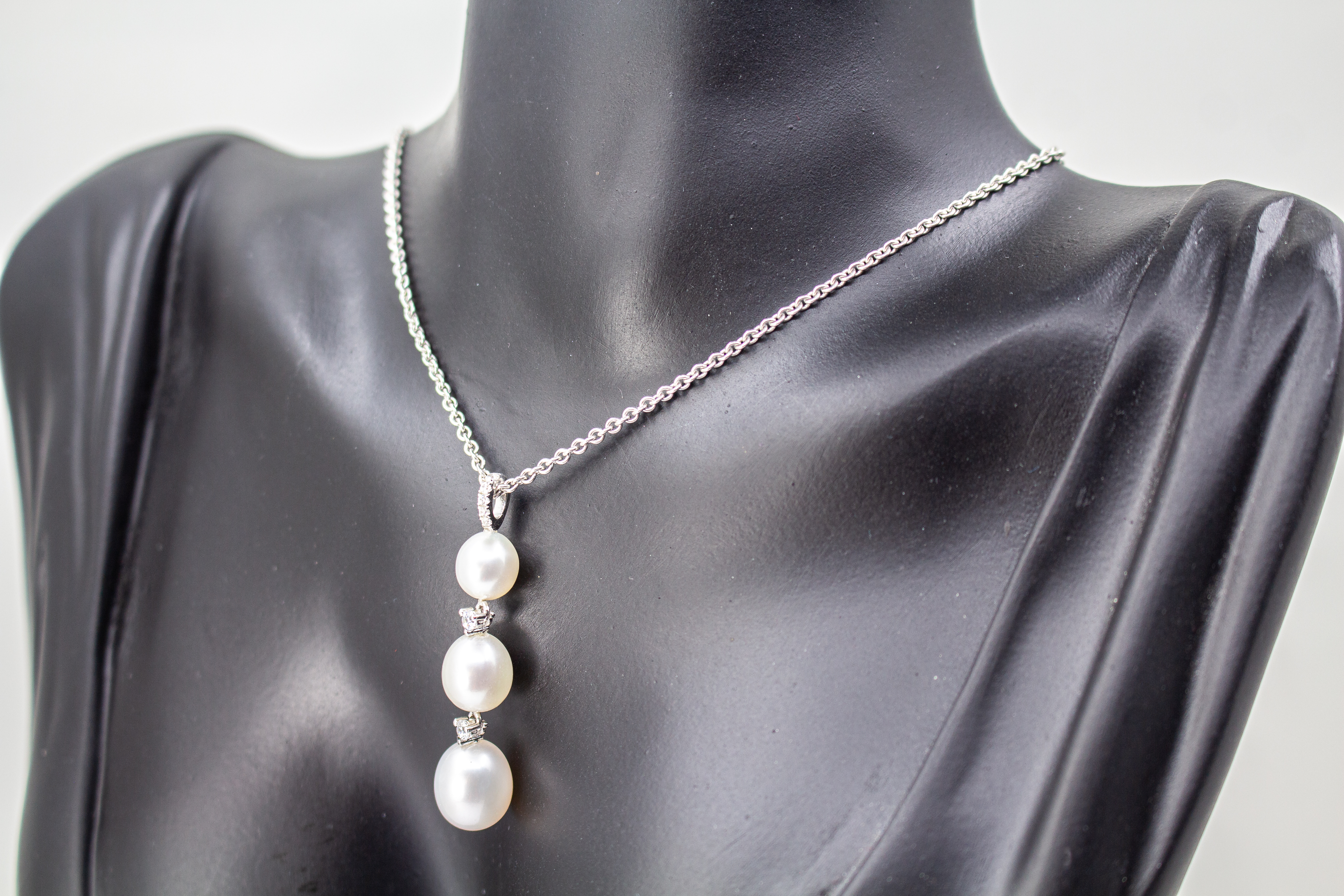 Hochwertiges Collier aus rhodiniertem 925er Sterlingsilber mit drei hängenden Süßwasserzuchtperlen und funkelnden Zirkonia-Zwischenelementen, Schmuckdesign von Regina Kraus