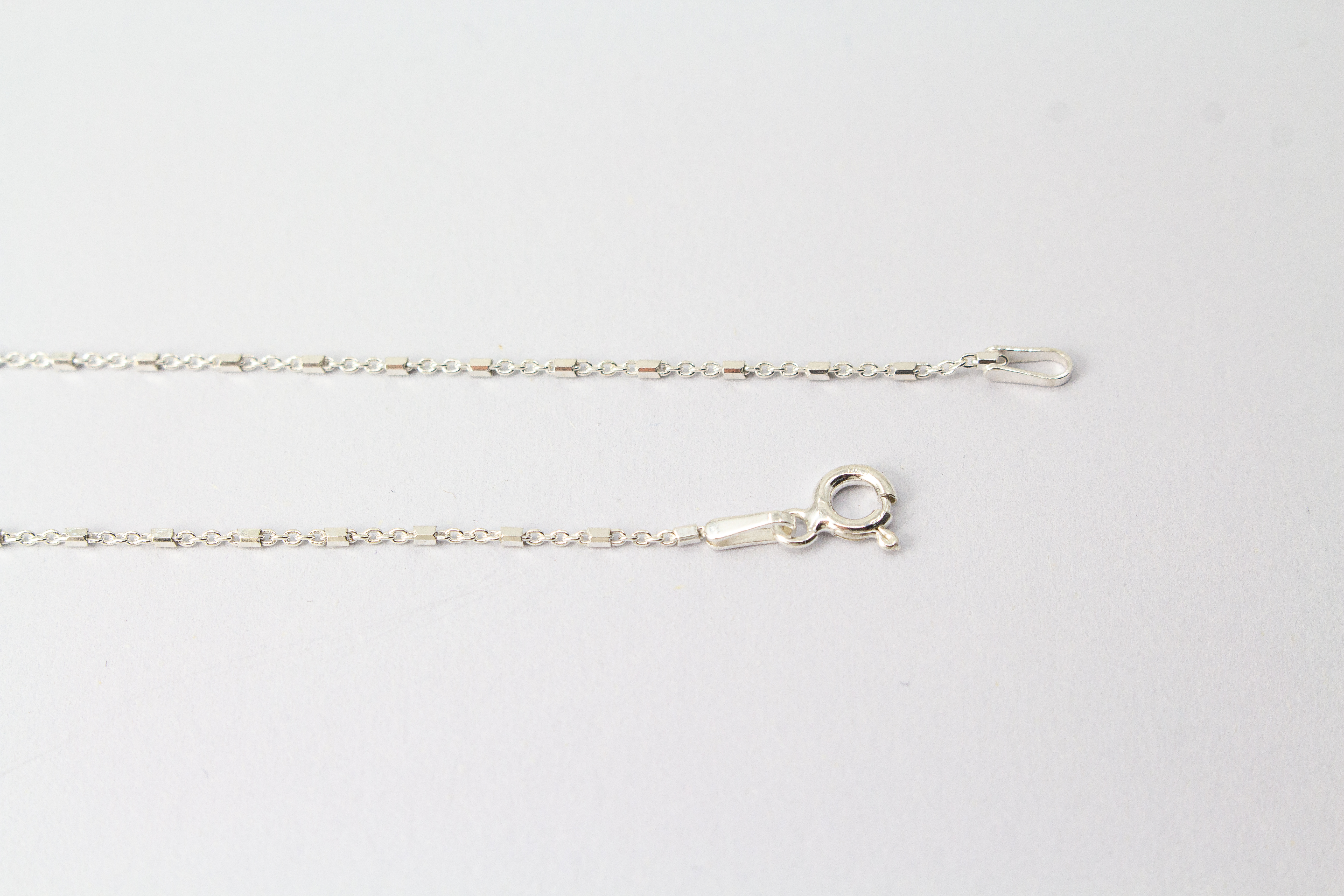Filigrane Damen-Halskette aus glänzendem 925 Sterling Silber mit kleinen, minimalistischen Stäbchen- und Röhrchen-Elementen