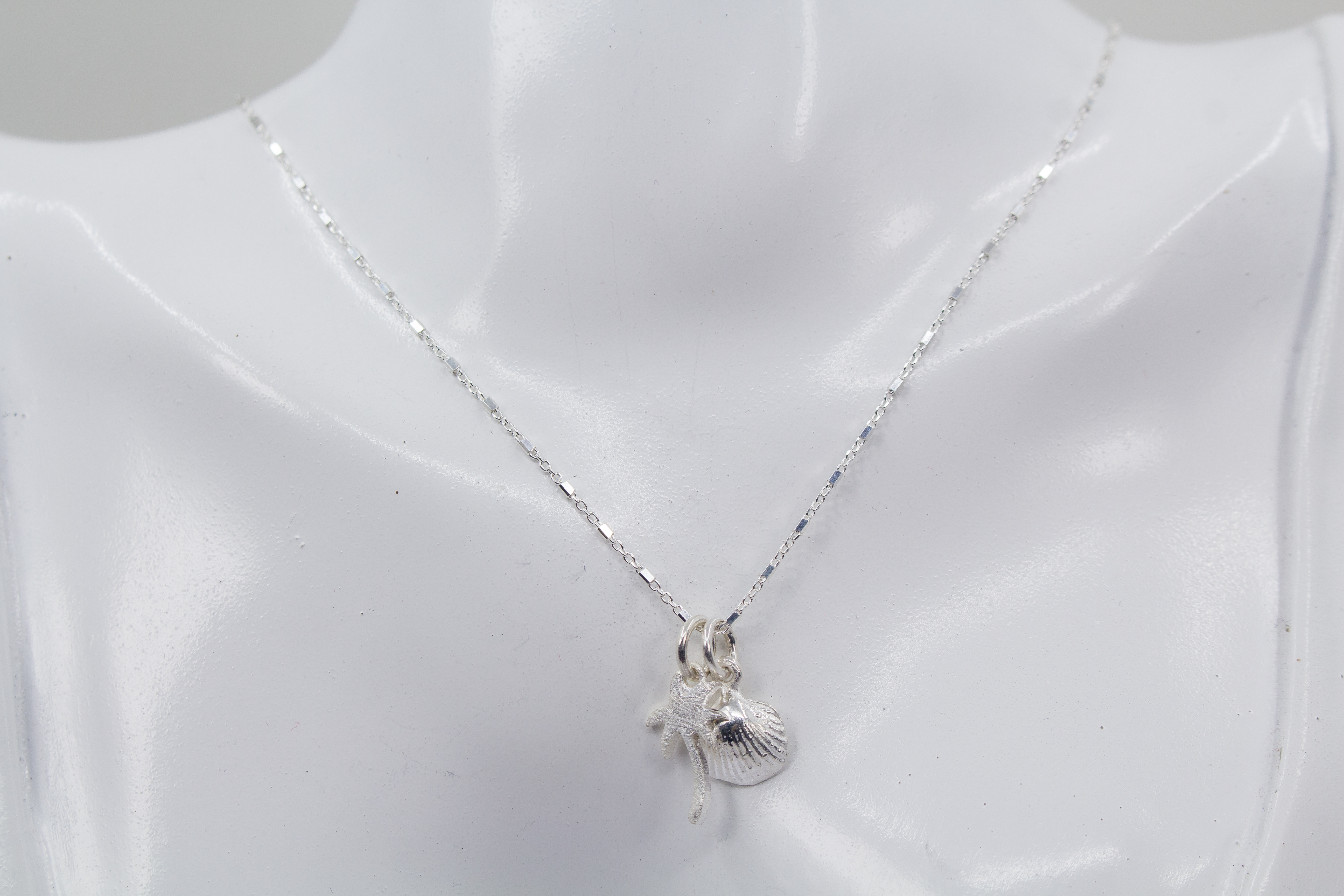 Kette mit Muschelanhänger und Palmenanhänger