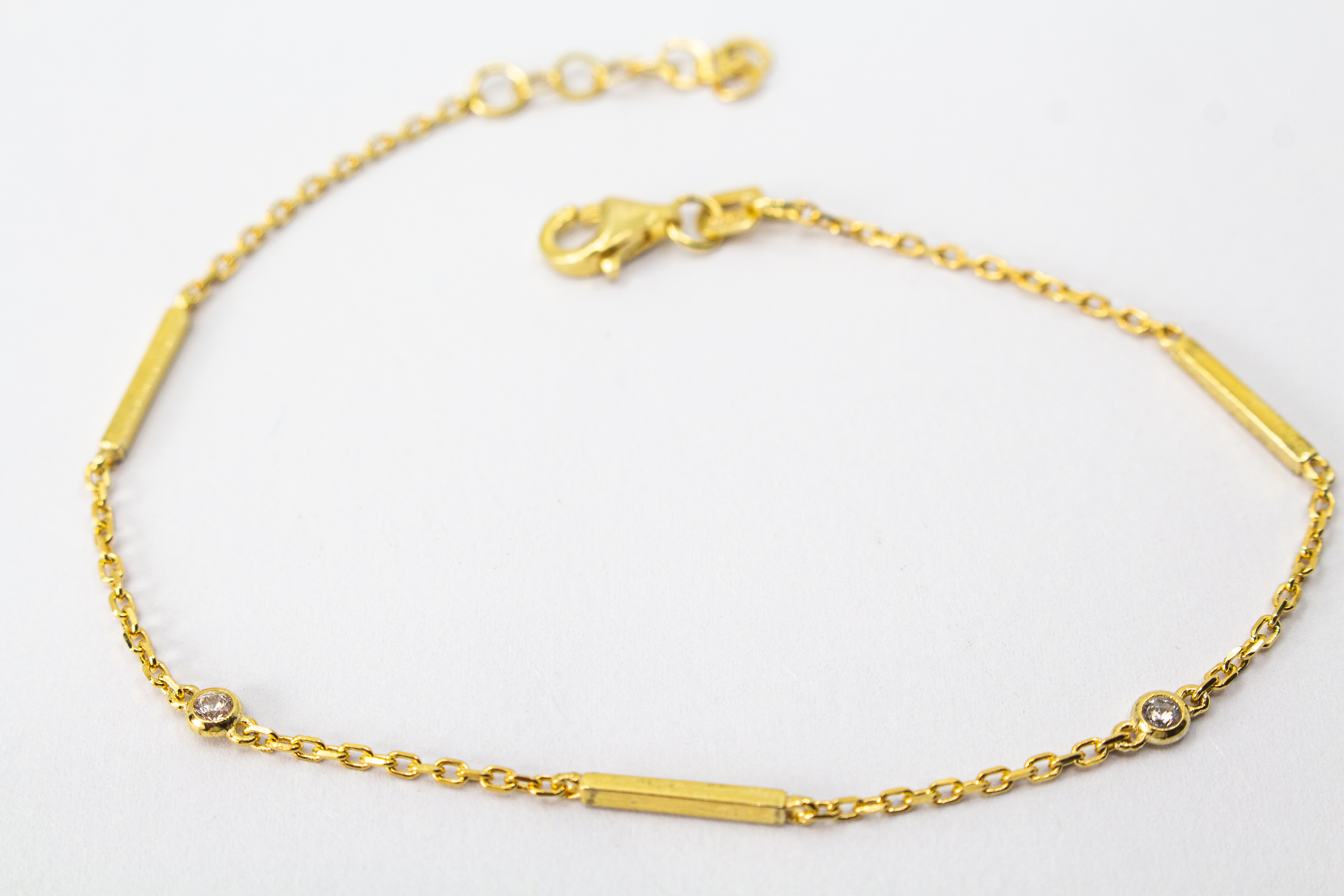 Filigranes, vergoldetes Damen-Armkettchen aus 925 Sterling Silber mit kleinen, rund gefassten Zirkonia-Steinen und glatten, minimalistischen Stäbchen-Elementen