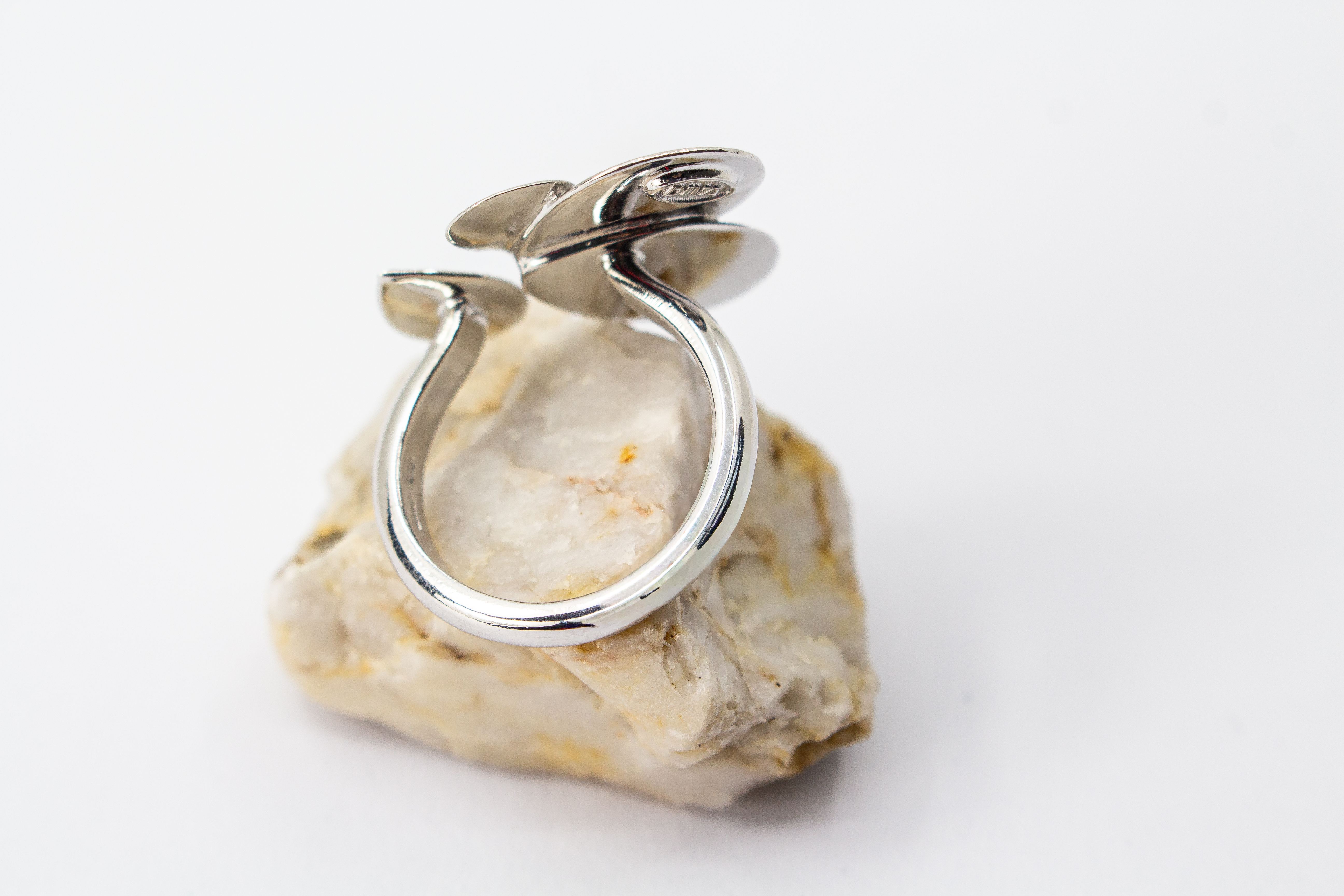Diva Gioielli Ring Cosmic Drop aus rhodiniertem 925er Sterlingsilber, offener Design-Ring mit polierten und punktierten Elementen in Tropfenform