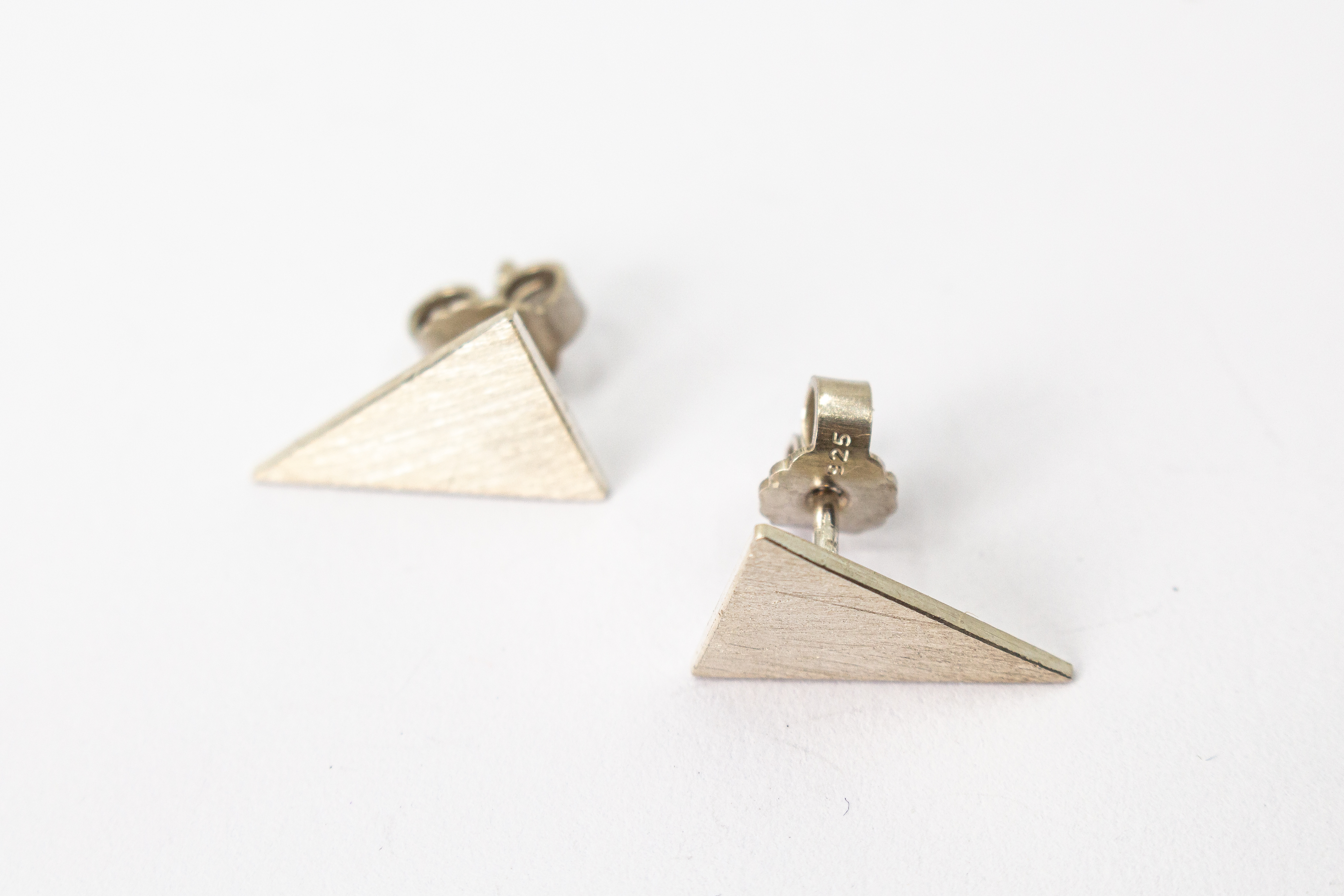 Moderne, geometrische Ohrstecker in Dreiecksform aus mattiertem, fein strukturiertem 925 Sterling Silber aus dem Online-Shop der Goldschmiede Regina Kraus.