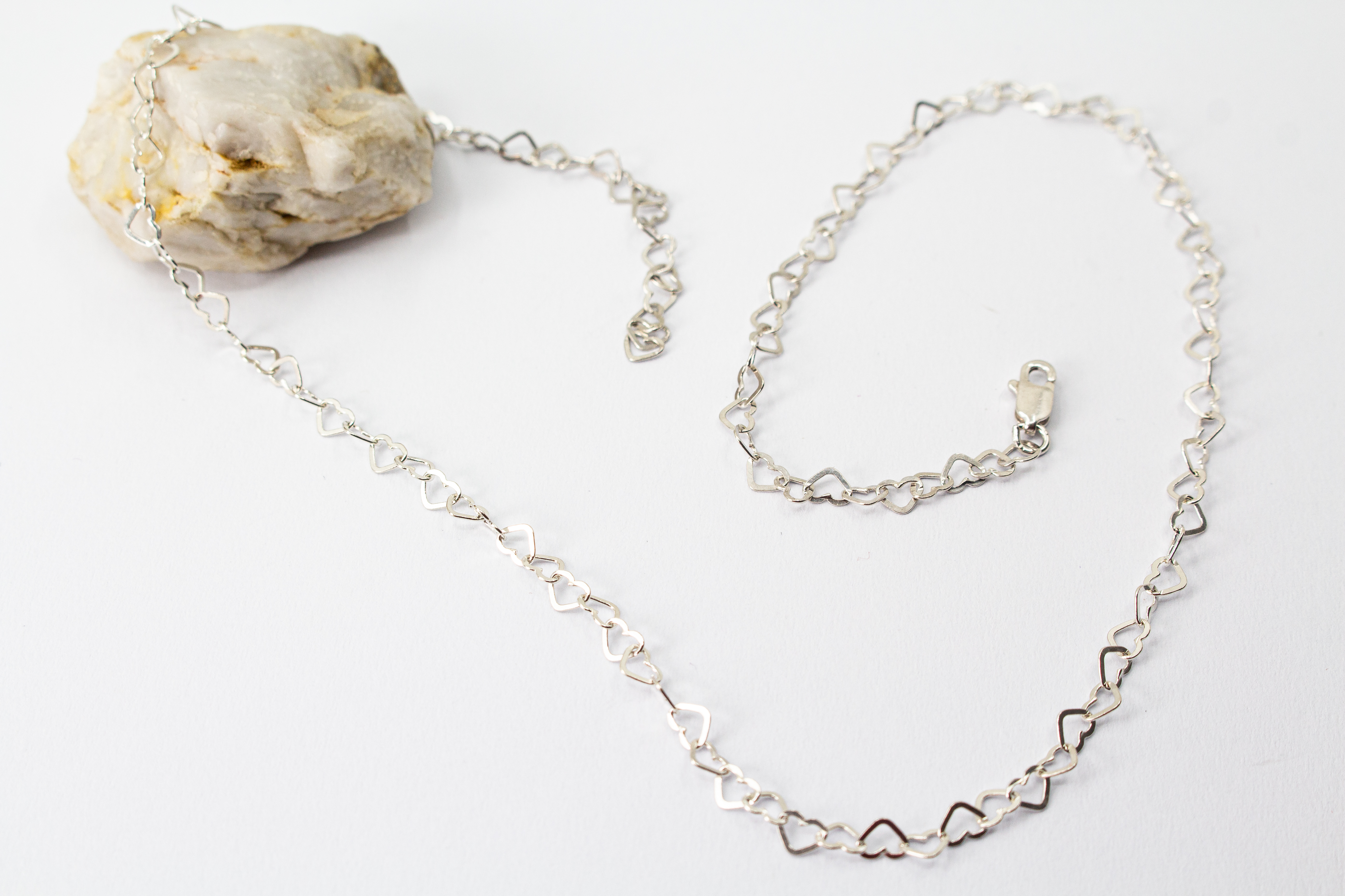 Zarte Gliederkette der Goldschmiede Regina Kraus aus 925er Sterlingsilber, bestehend aus einer Kette kleiner, aneinandergereihter Herzformen