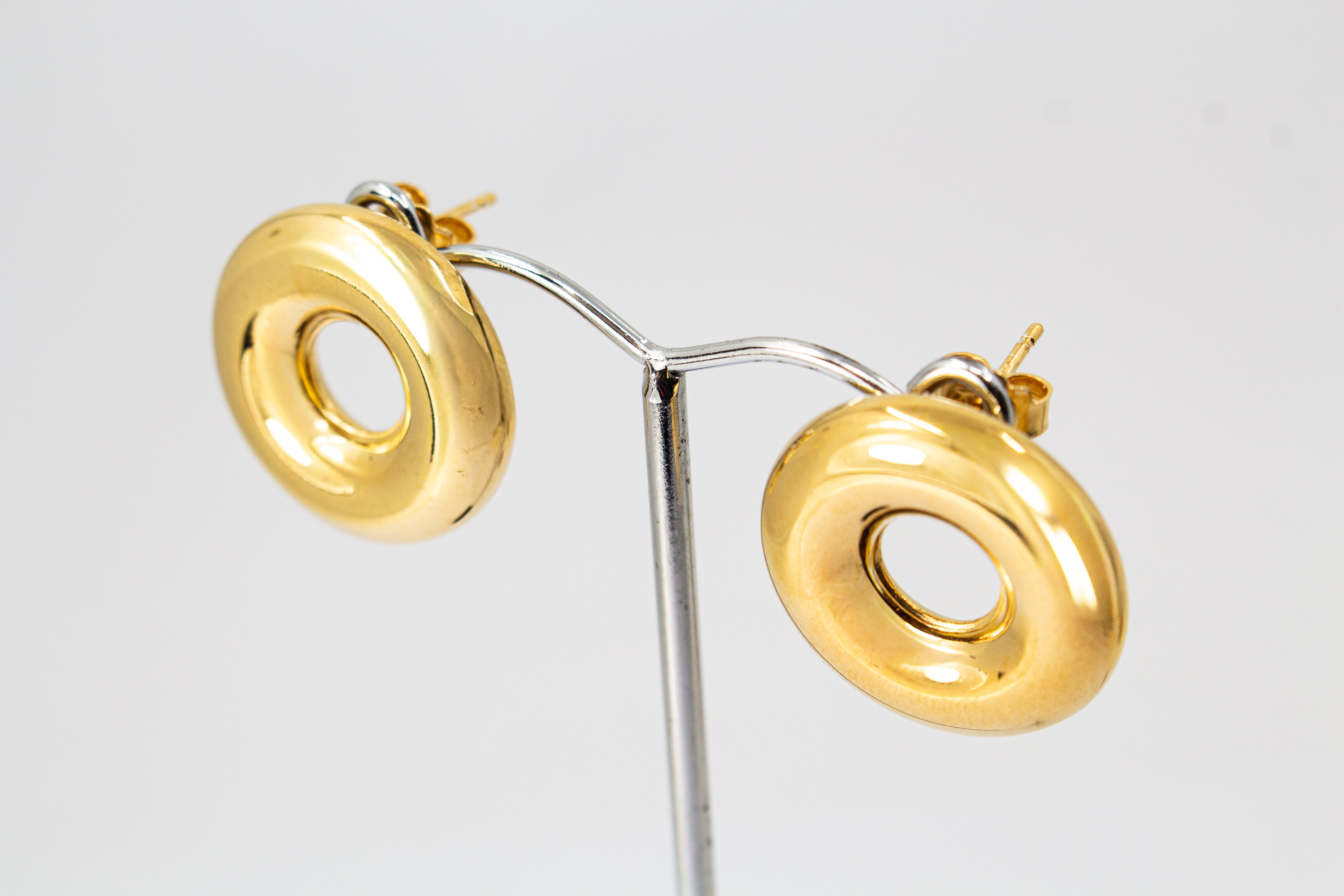Moderne, runde Statement-Ohrstecker „Moon“ von Diva Gioielli aus glänzend vergoldetem 925er Silber