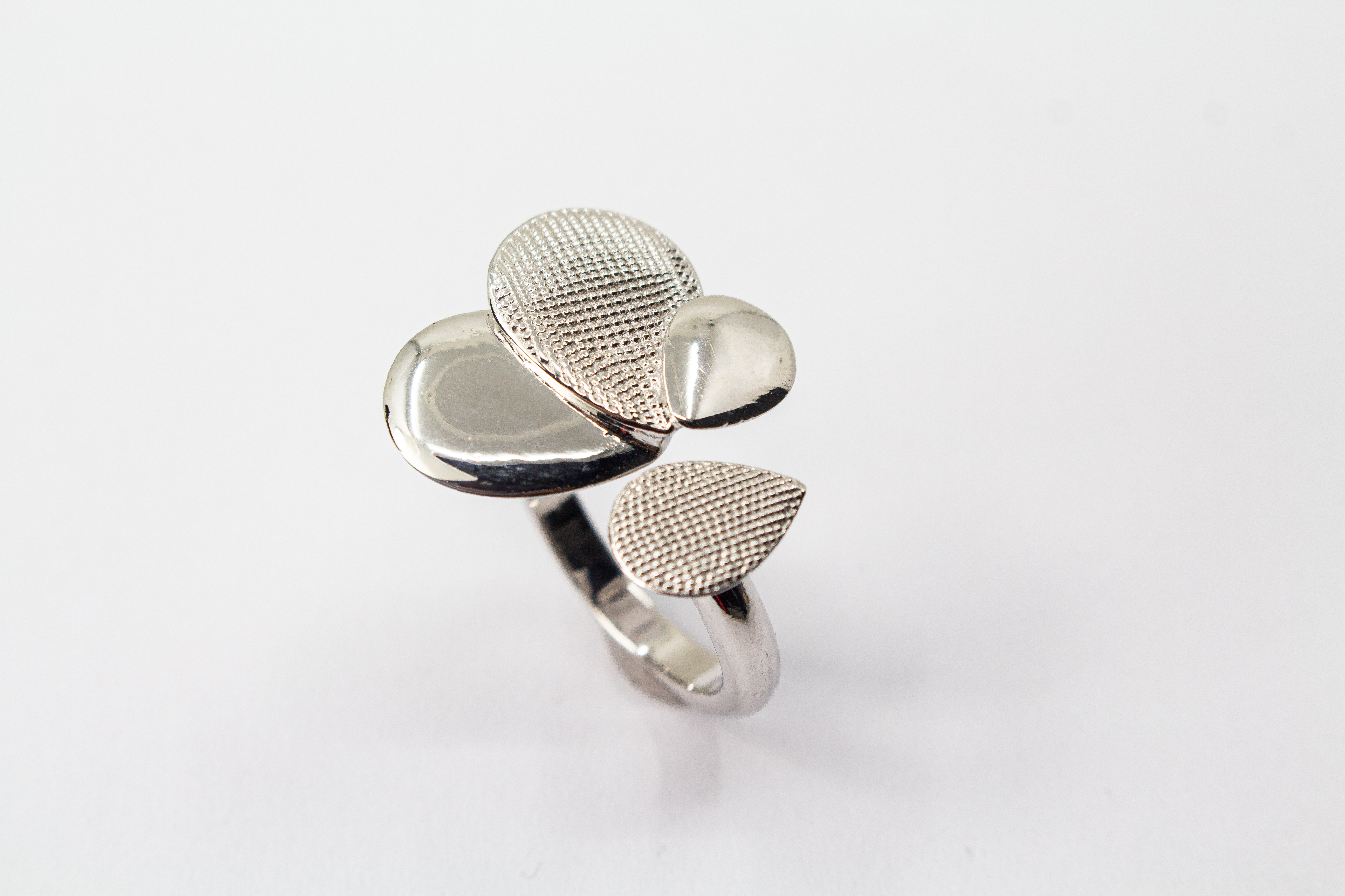 Diva Gioielli Ring Cosmic Drop aus rhodiniertem 925er Sterlingsilber, offener Design-Ring mit polierten und punktierten Elementen in Tropfenform