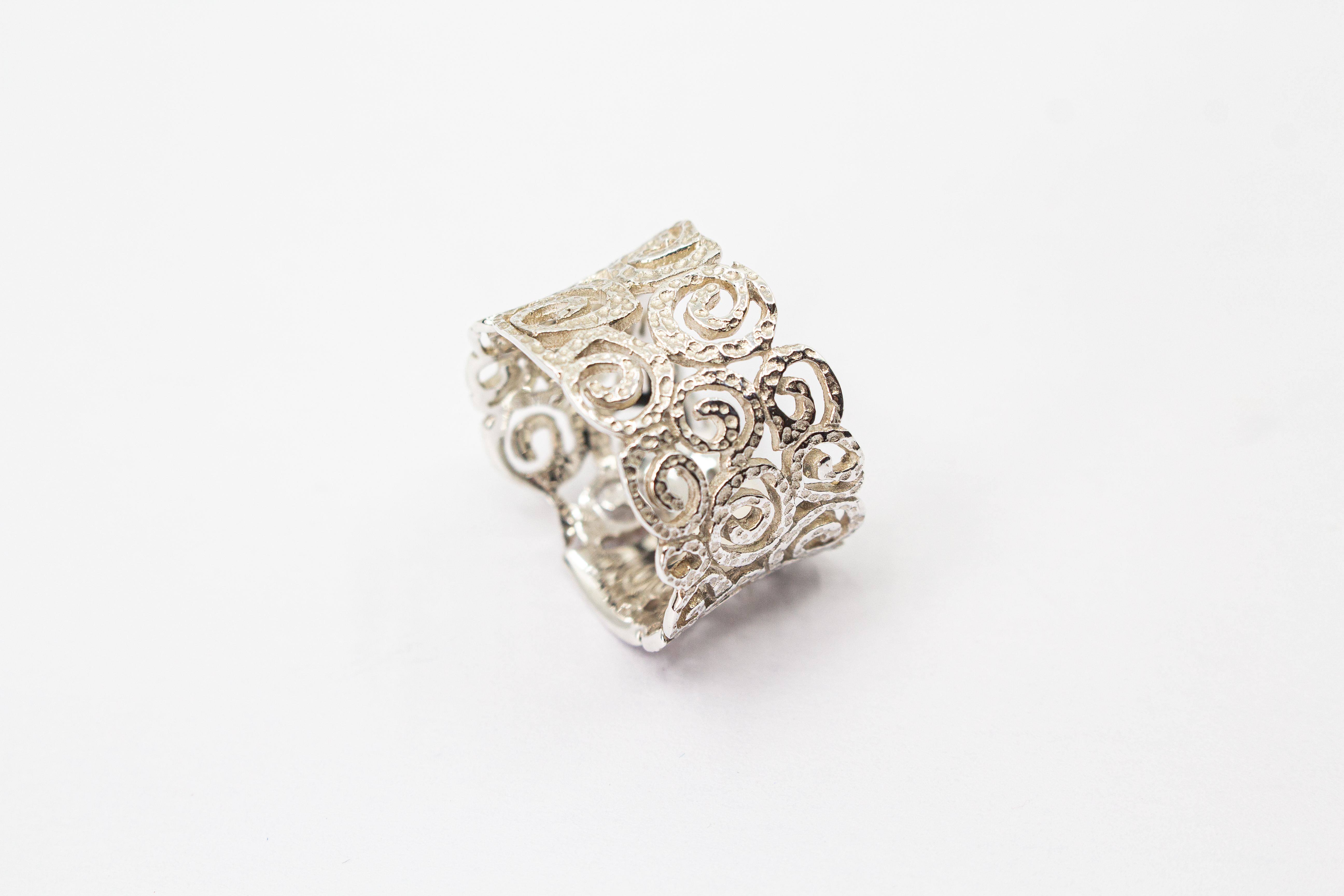 Breiter, filigraner Statement-Ring aus 925 Sterling Silber mit detailliertem Spiral- und Ornament-Muster von der Goldschmiede Regina Kraus