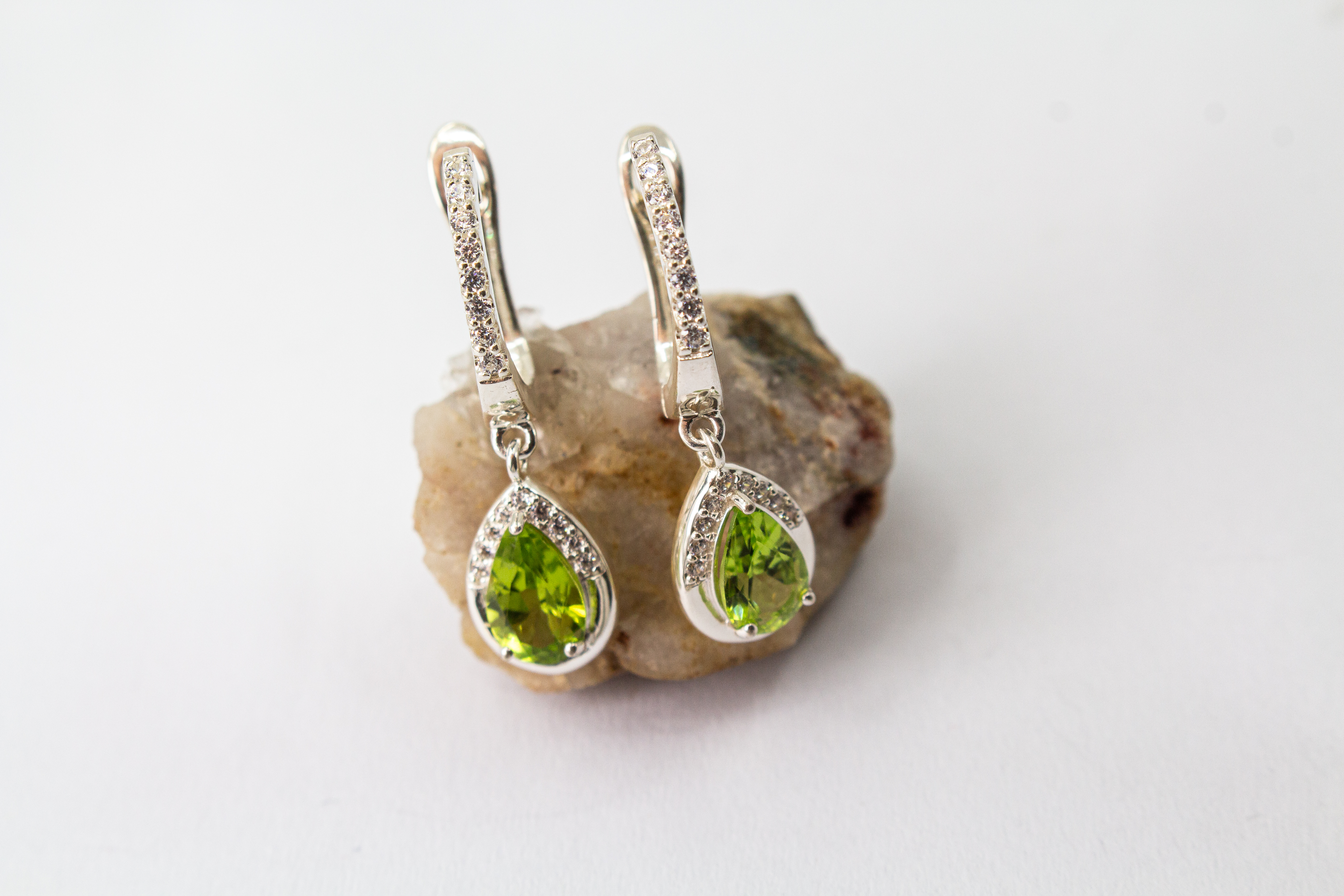 Ohrhänger "Frühlingserwachen" – Peridot-Tropfen in 925 Silber