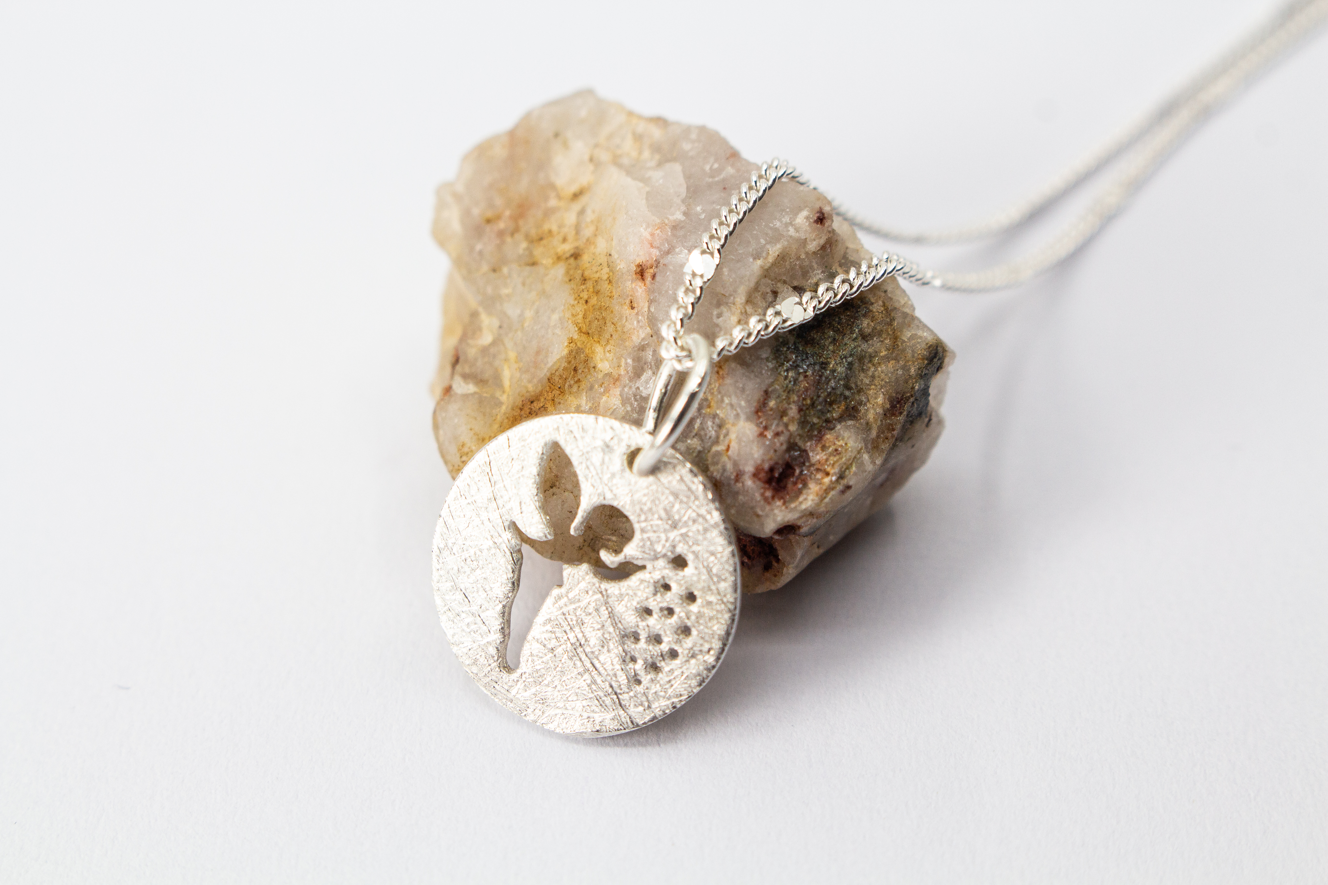 Zarte Halskette aus 925er Sterlingsilber mit rundem Anhänger, Fee und Pusteblume-Motiv, handgefertigt von Goldschmiede Regina Kraus.