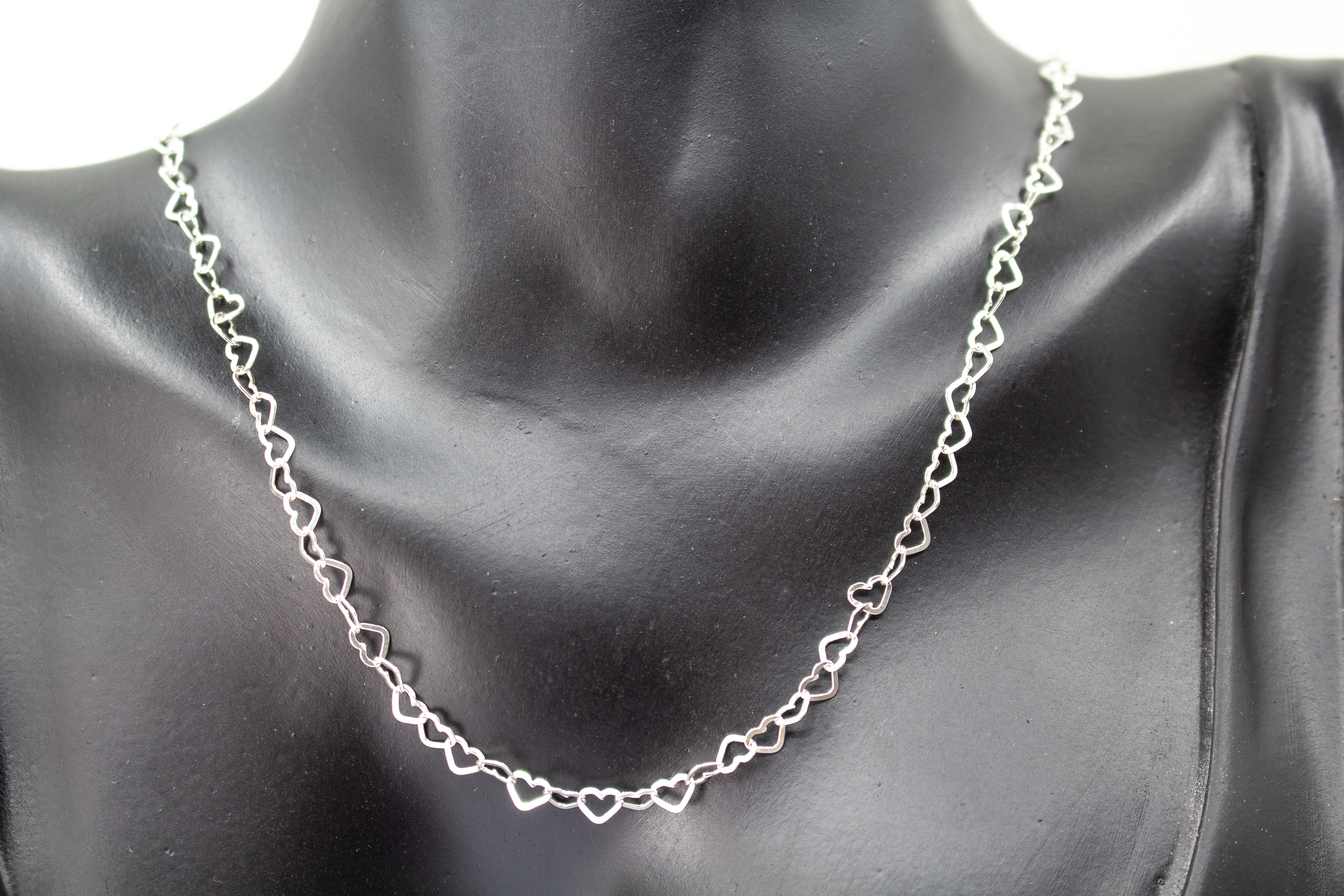 Zarte Gliederkette der Goldschmiede Regina Kraus aus 925er Sterlingsilber, bestehend aus einer Kette kleiner, aneinandergereihter Herzformen