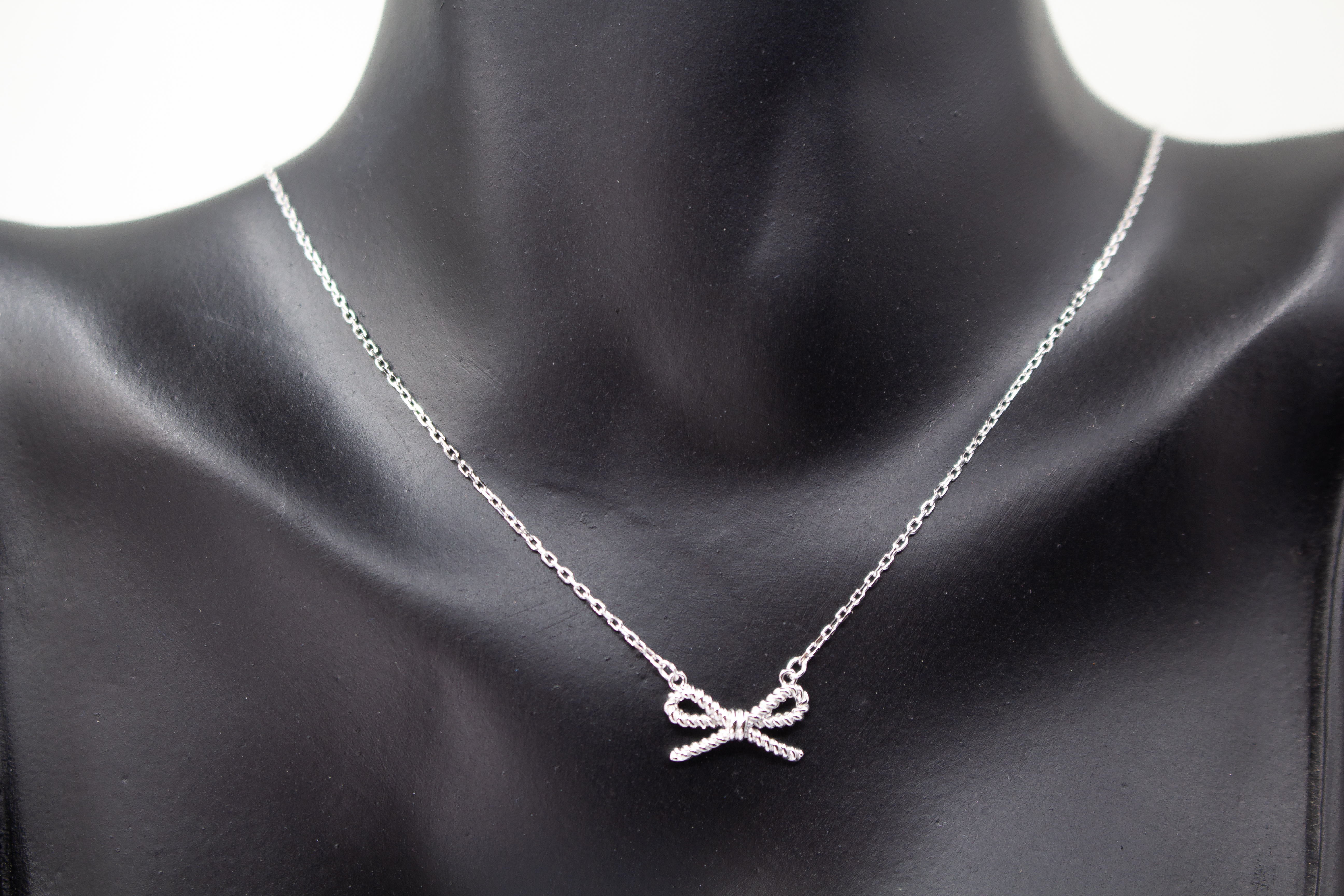 Collier „Schleifenzauber“ aus rhodiniertem 925er Sterlingsilber mit filigranem Schleifenanhänger in zeitlosem Design.