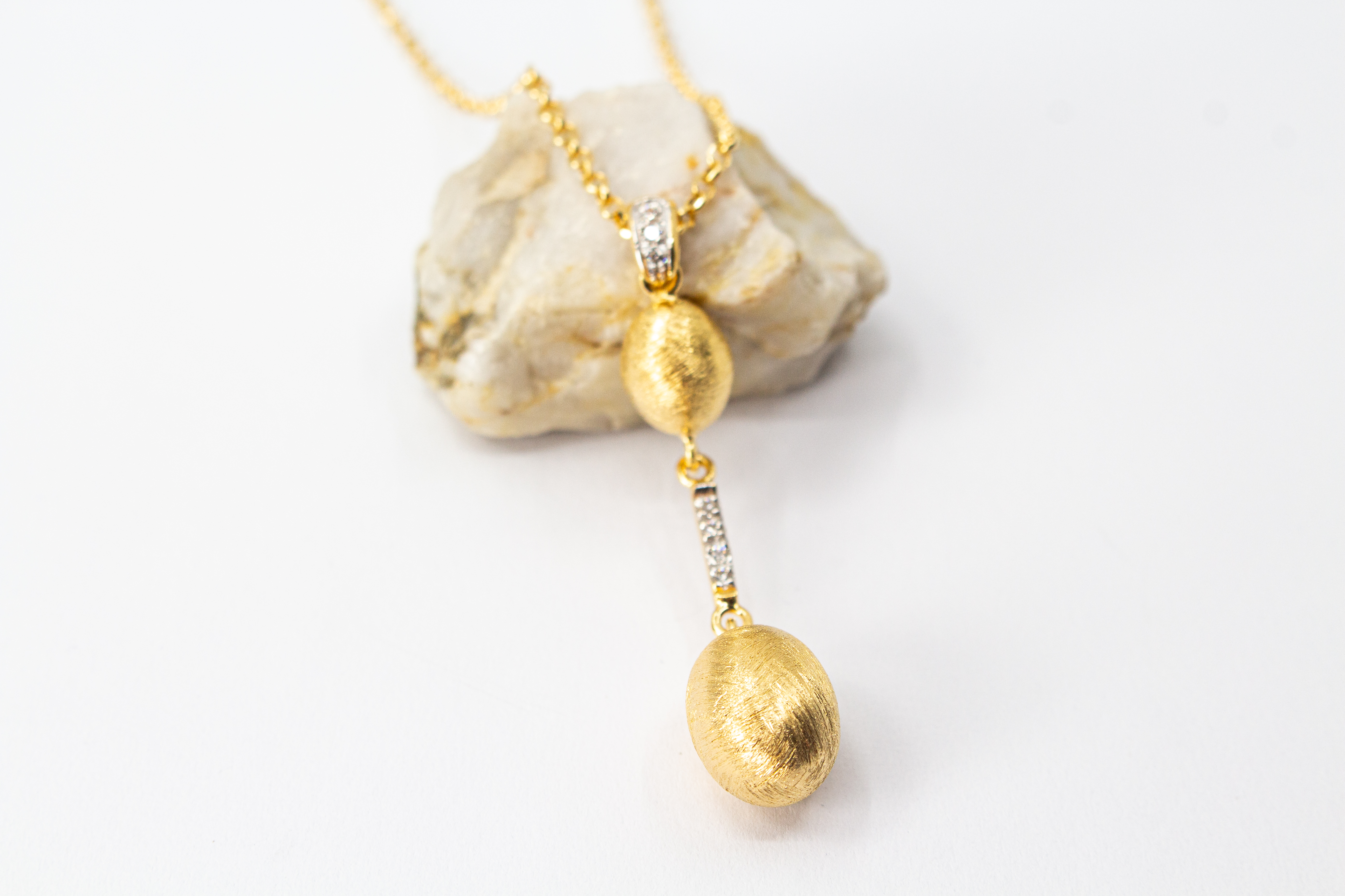 Elegante Halskette von Diva Gioielli aus vergoldetem 925 Silber mit zwei mattierten, ovalen Schmuckelementen, die durch einen mit funkelnden Zirkonia besetzten Steg verbunden sind.