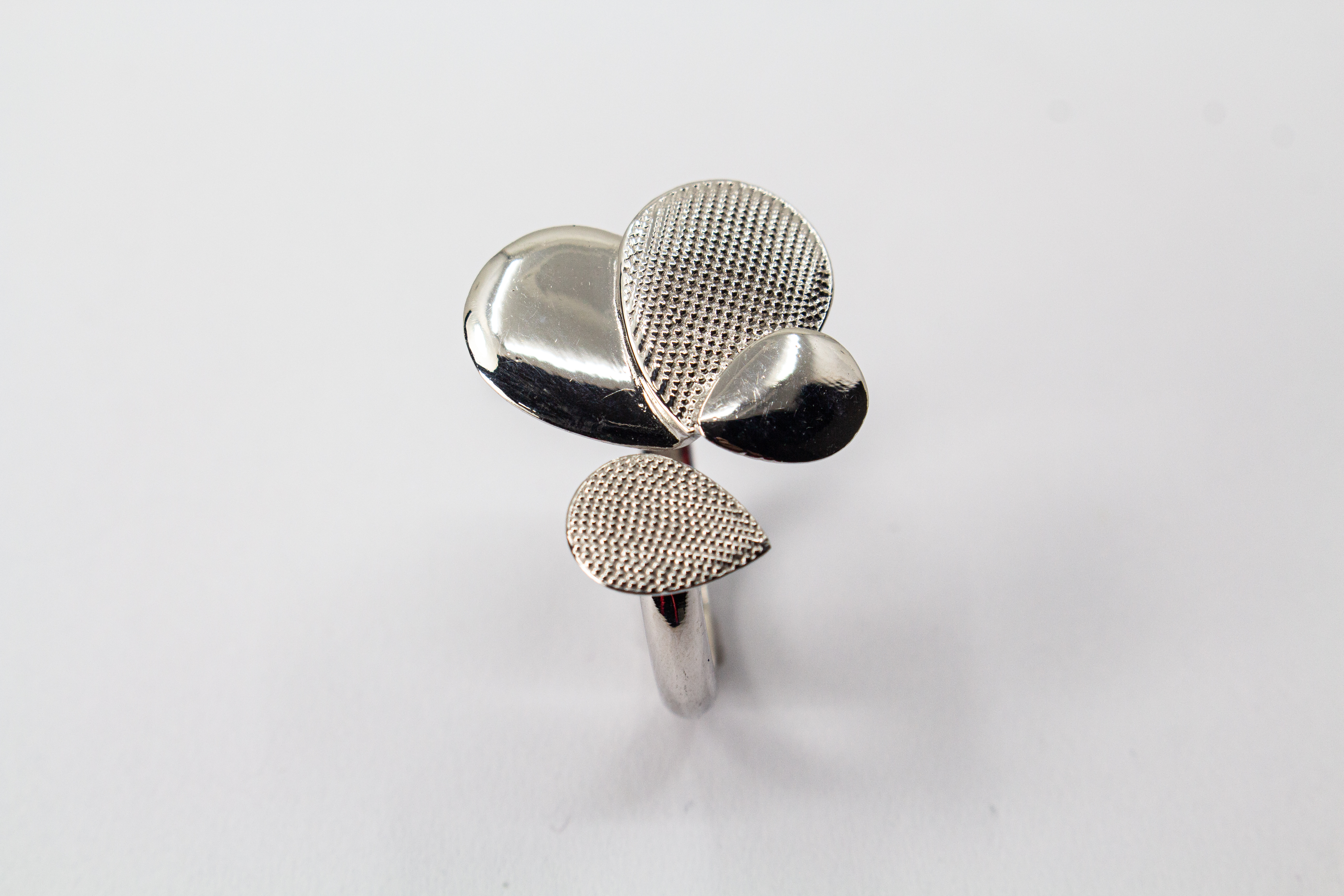 Diva Gioielli Ring Cosmic Drop aus rhodiniertem 925er Sterlingsilber, offener Design-Ring mit polierten und punktierten Elementen in Tropfenform