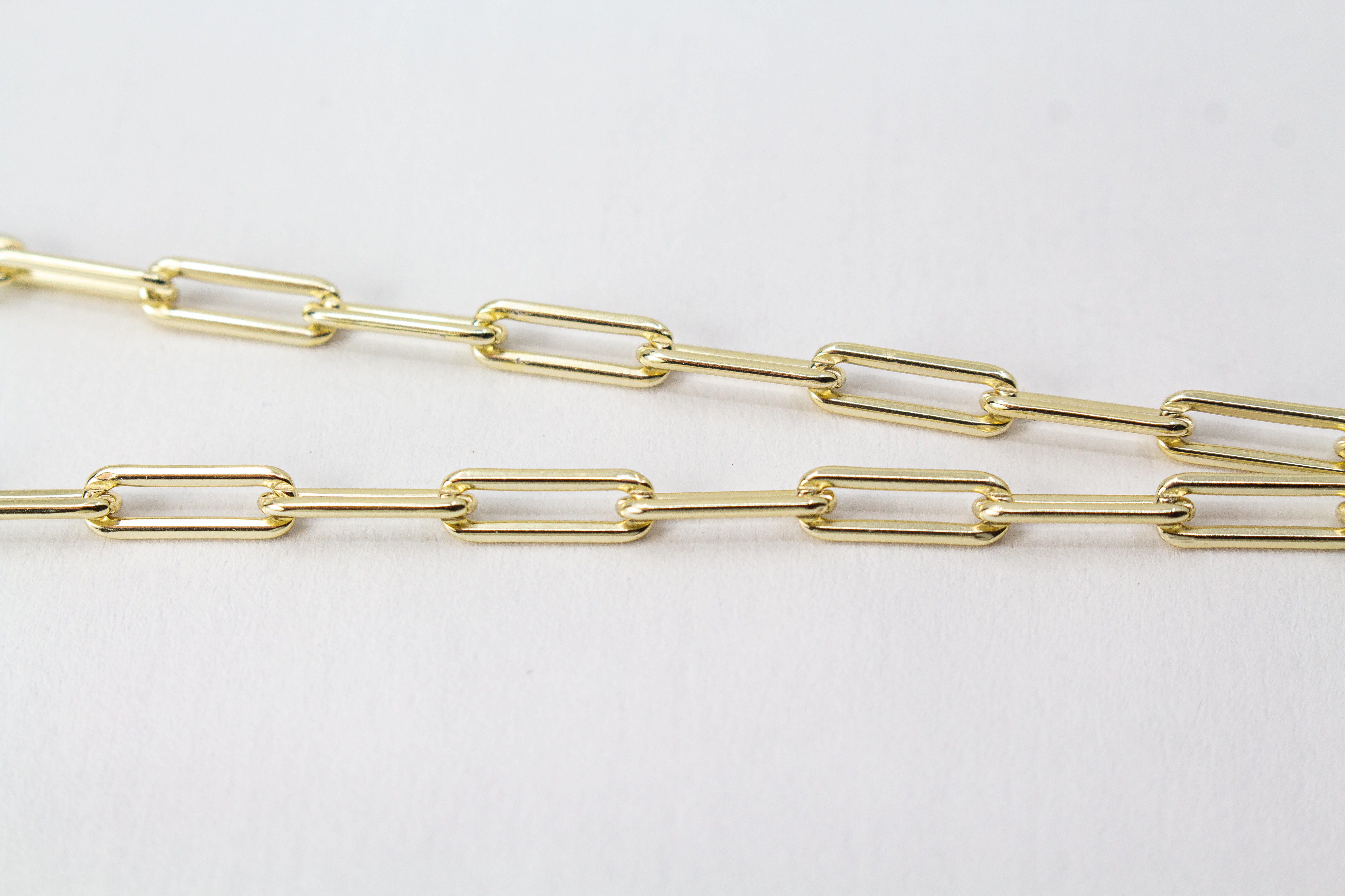 Eine filigrane, hochwertig gelbvergoldete Halskette aus 925er Sterlingsilber von der Goldschmiede Regina Kraus. Als Anhänger dient eine edle, weiße Barock-Zuchtperle mit ihrer typischen, unregelmäßig gewachsenen Form und einem intensiv schimmernden Lüster