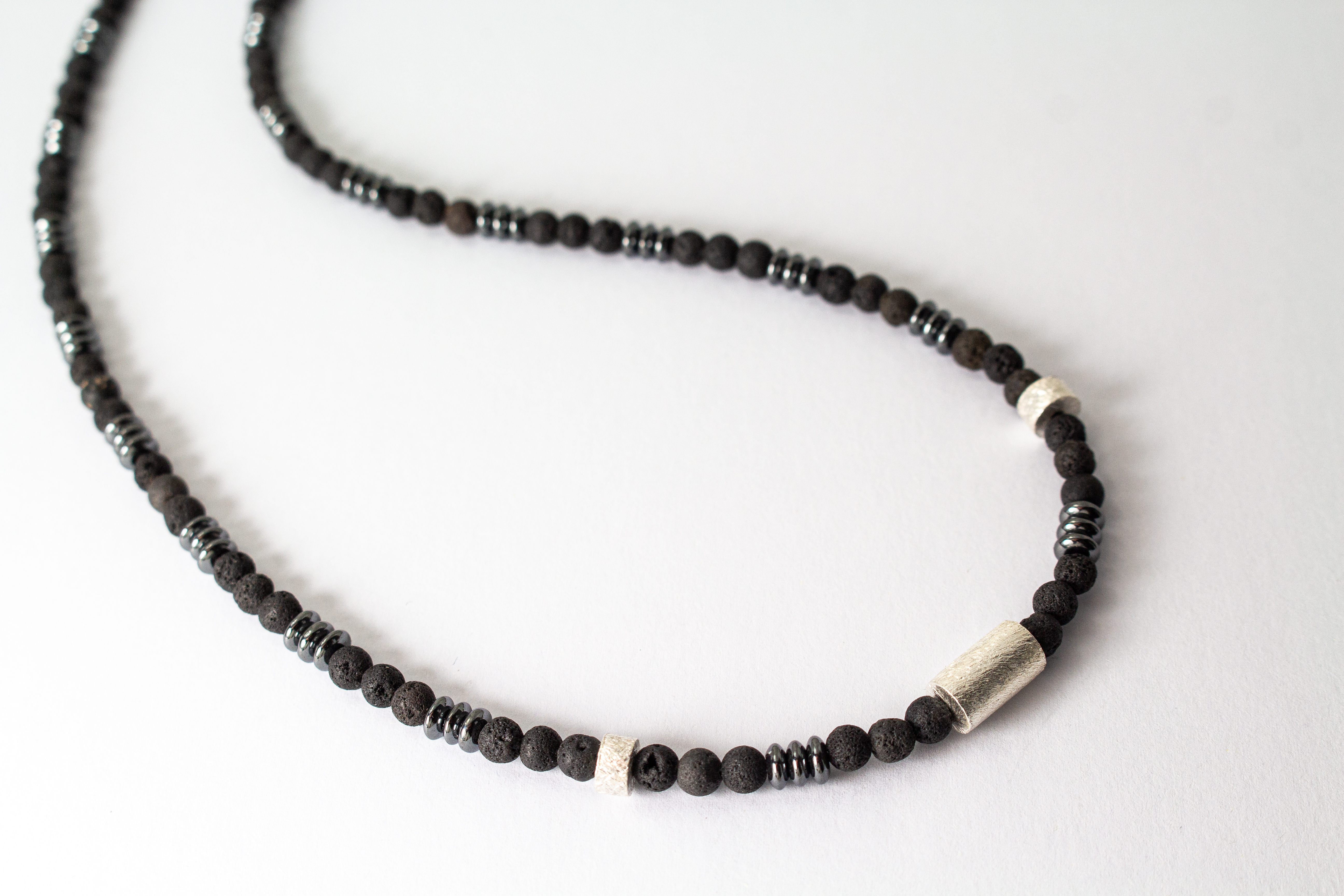 Herrenkette „Schwarze Glut“ aus mattem Lavastein, Hämatit und Zwischenteilen aus 925er Sterlingsilber im markanten maskulinen Design.