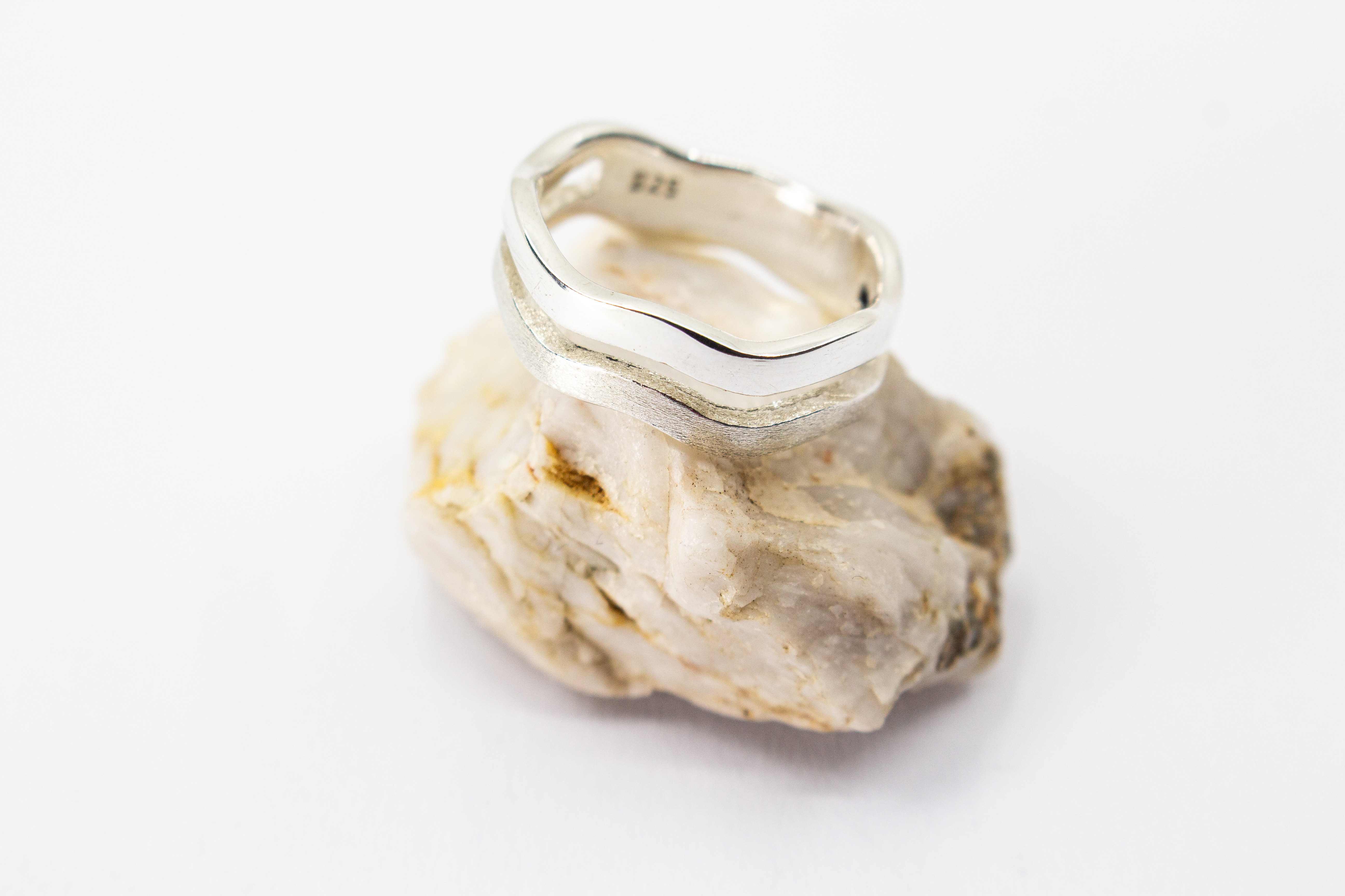Ausgefallener Ring aus 925er Silber in zweireihiger Wellenoptik mit einer eismattierten Struktur-Schiene und einer glänzend polierten Schiene im Onlineshop von Goldschmiede Regina Kraus.