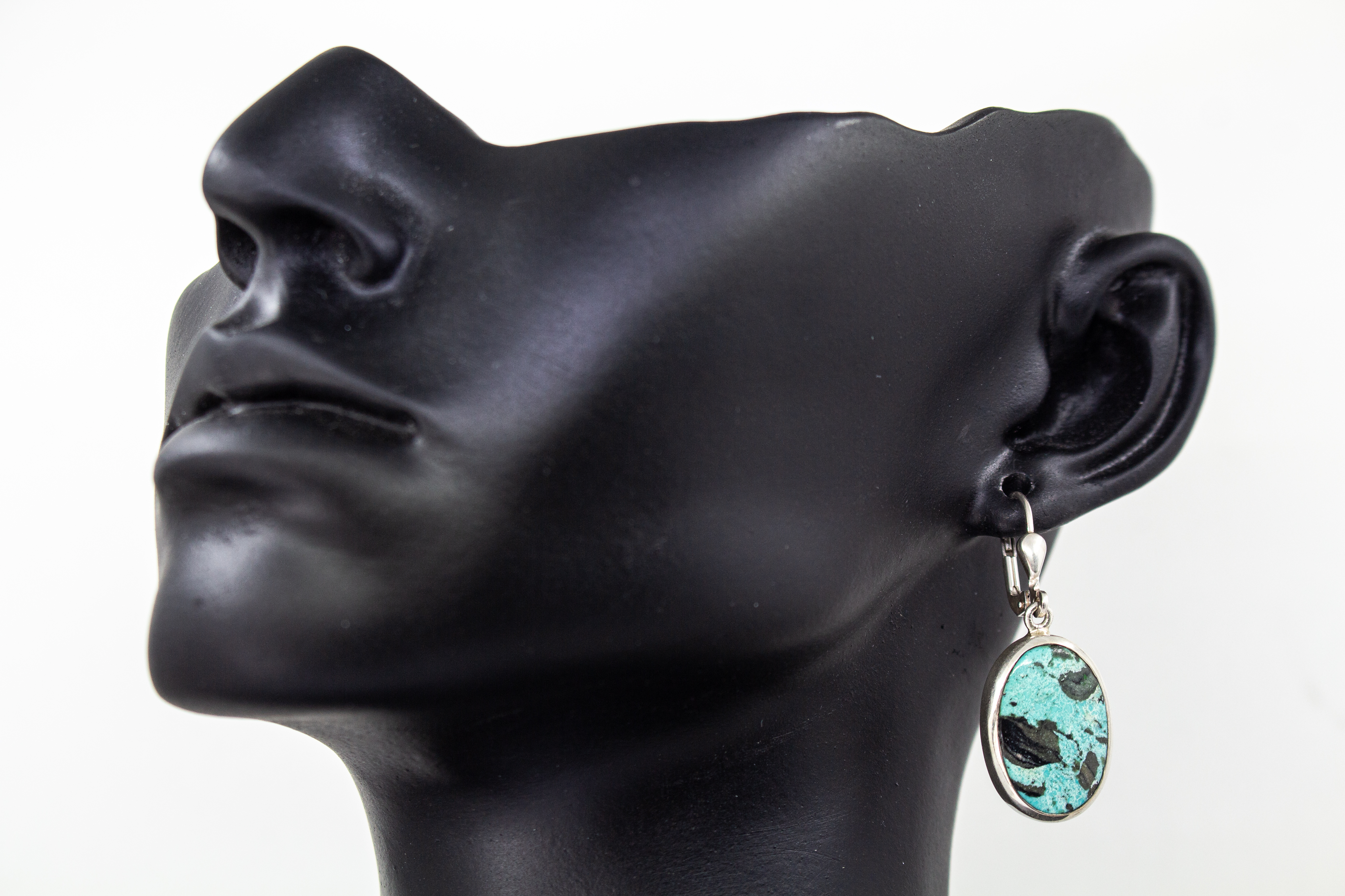 Elegante, hängende Ohrringe mit großen, ovalen Türkis-Edelsteinen in glatter Silberfassung an Klappbügeln (Brisuren) aus dem Online-Shop der Goldschmiede Regina Kraus.