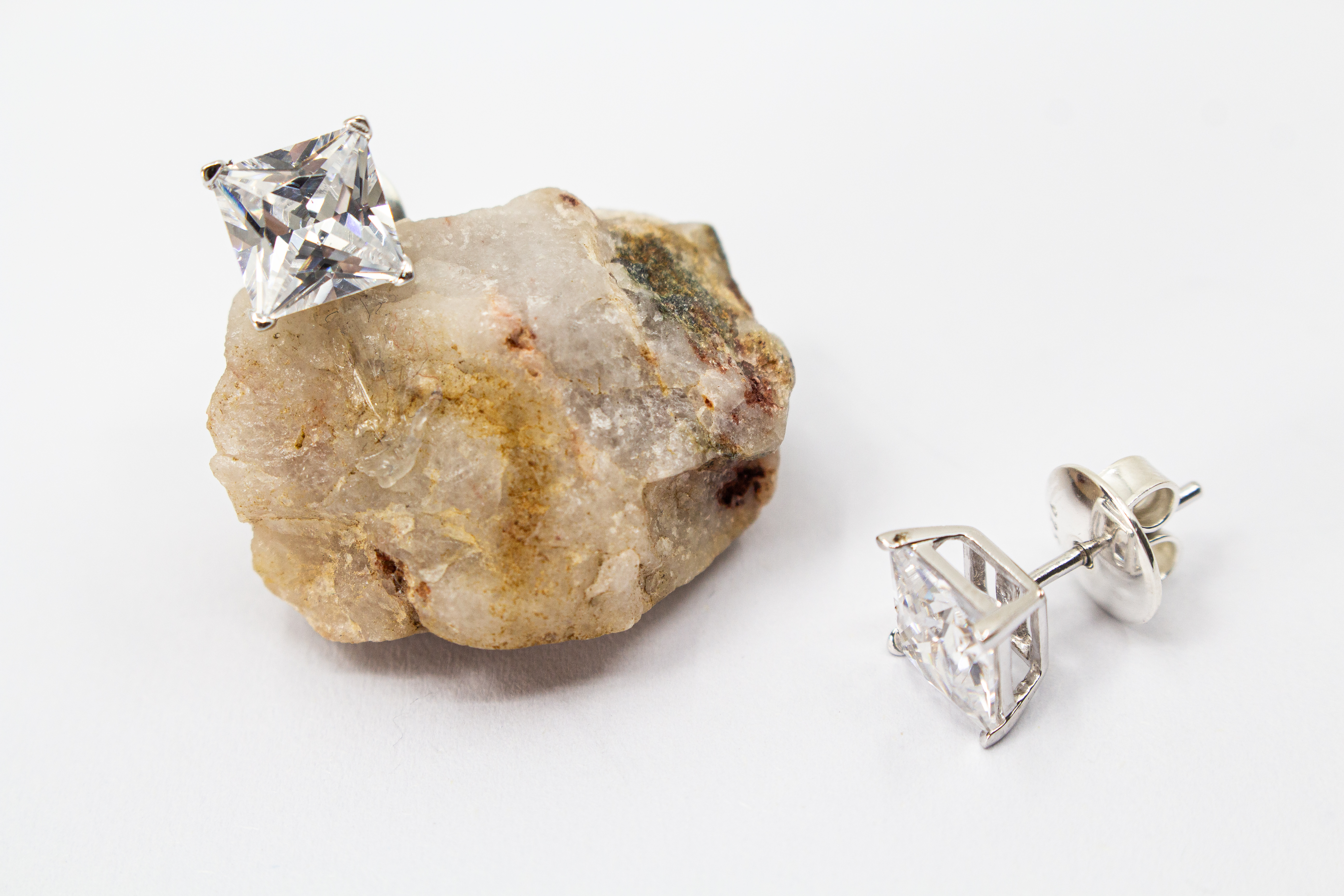 Ein Paar quadratische Zirkonia-Ohrstecker aus 925 Sterlingsilber von der Goldschmiede Regina Kraus
