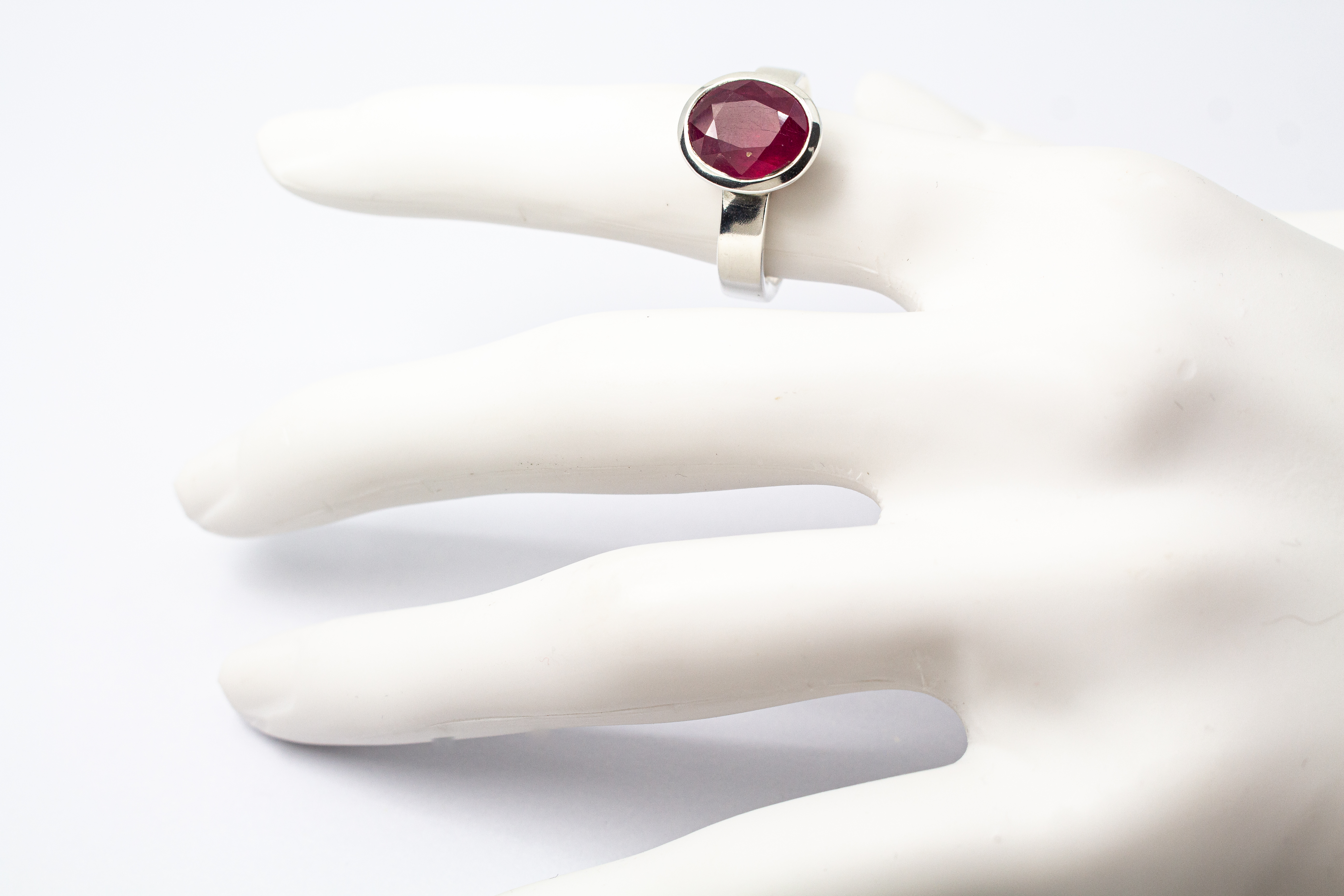 925er Sterlingsilber Ring „Rubinzauber“ mit großem oval facettiertem Rubin in eleganter Silberfassung.