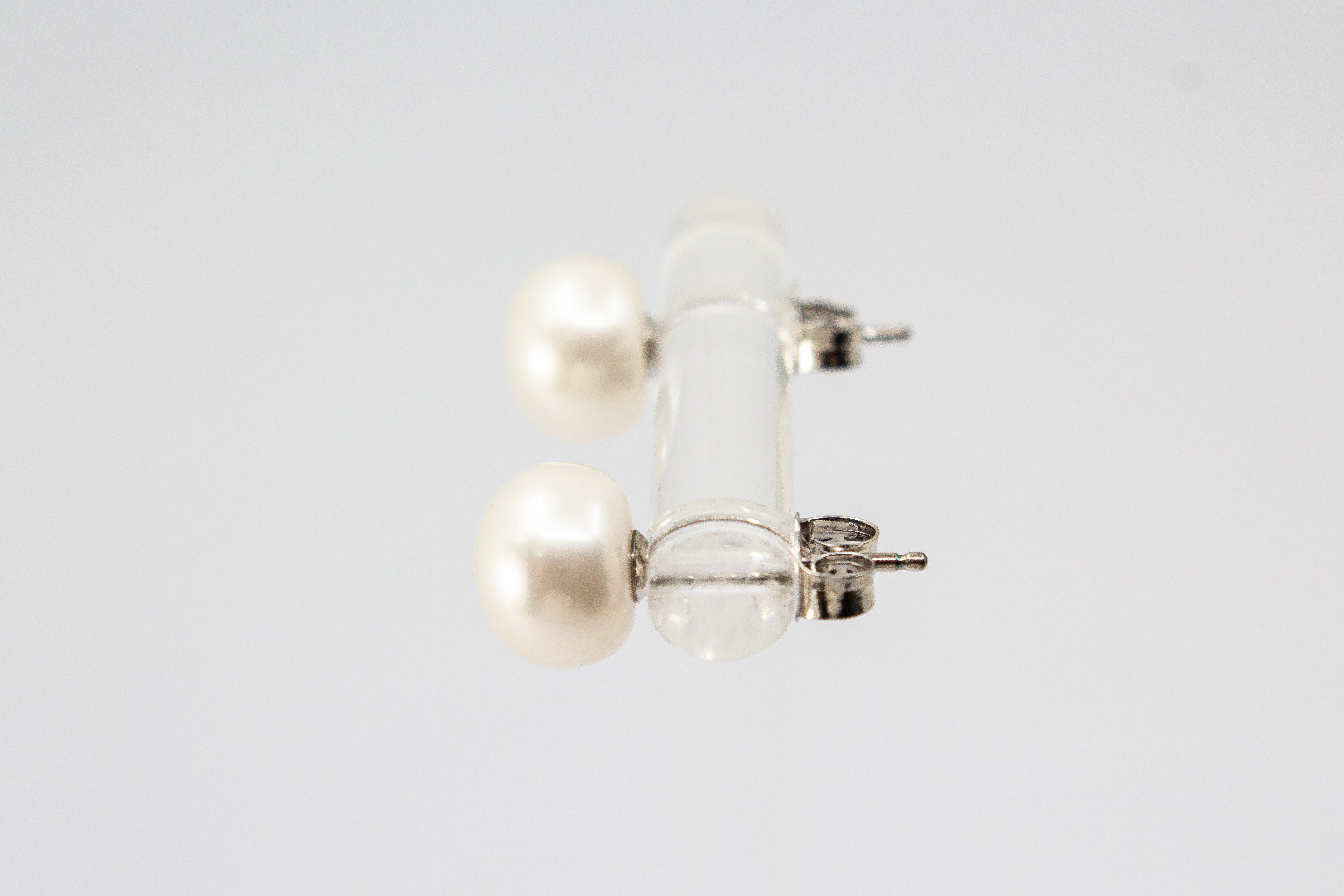 Elegante Ohrstecker „Mondperle“ aus 925er Sterlingsilber mit schimmernden weißen Süßwasserzuchtperlen im zeitlosen Design.
