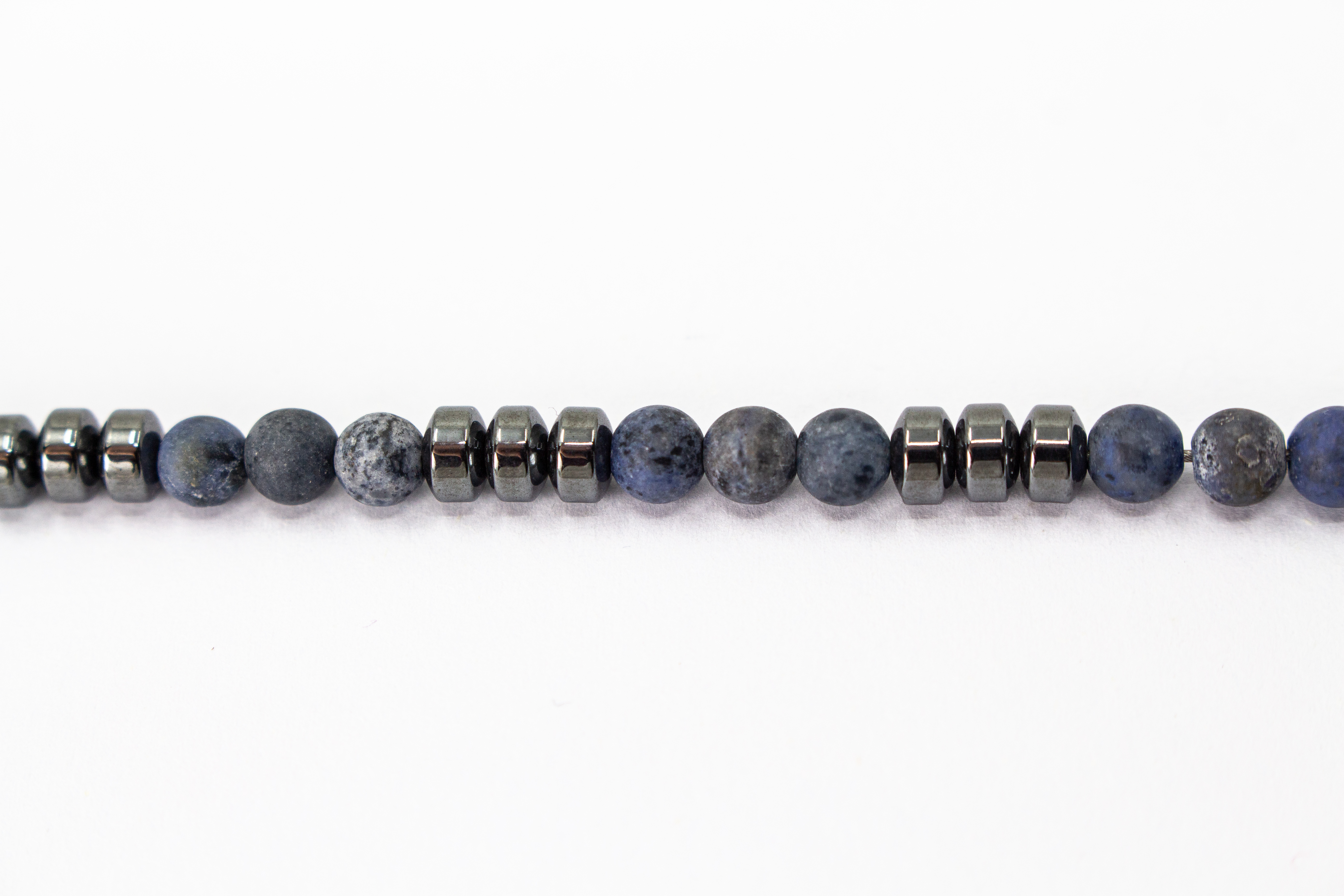 Herrenarmband „Nordwind“ aus blauem Dumortierit, Hämatit und markantem Zwischenteil aus 925er Sterlingsilber im maskulinen Design.
