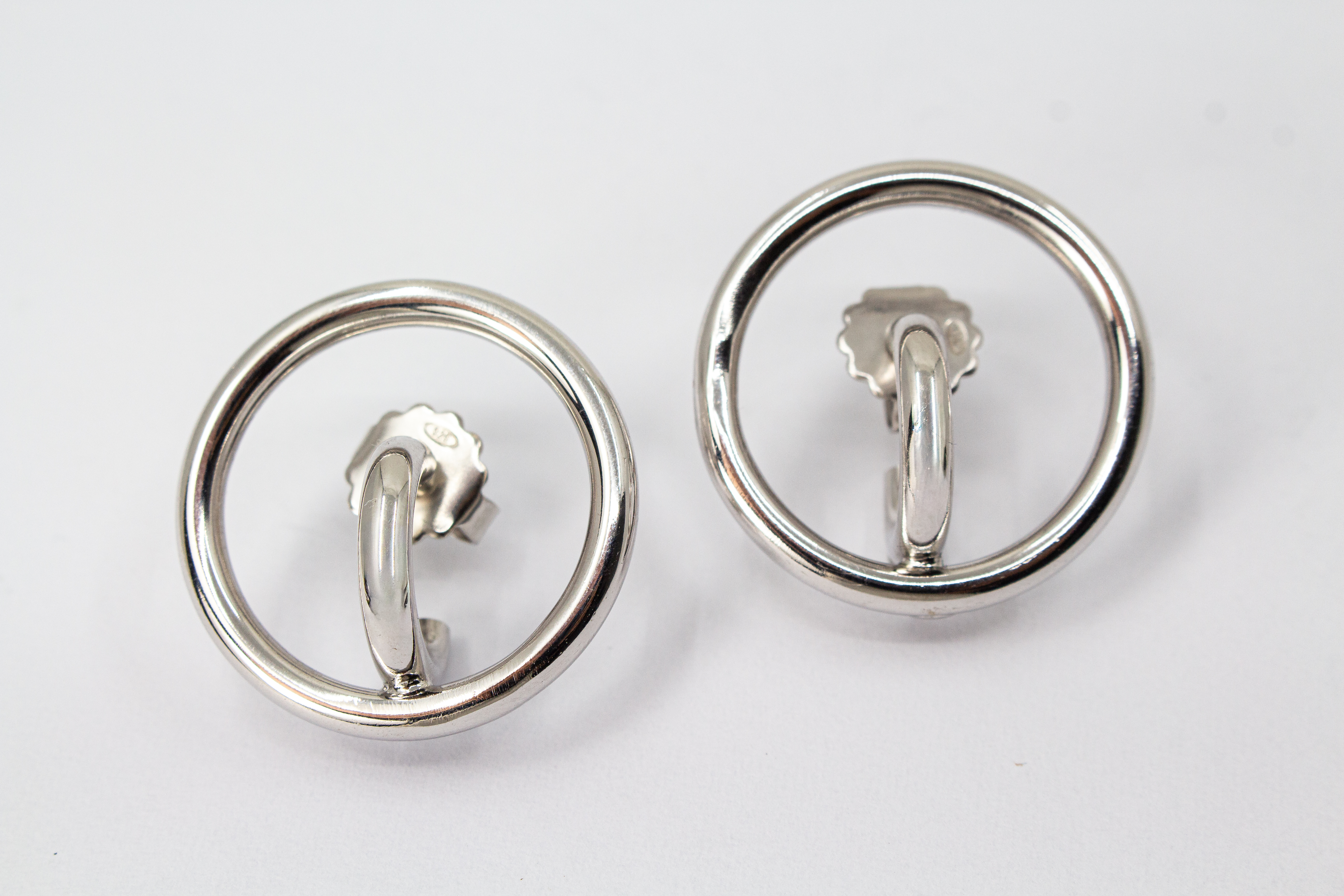 Italienische Design-Ohrstecker Orbita von Diva Gioielli aus hochglanzpoliertem, rhodiniertem 925 Sterling Silber im Doppelkreis-Look, erhältlich bei der Goldschmiede Regina Kraus.