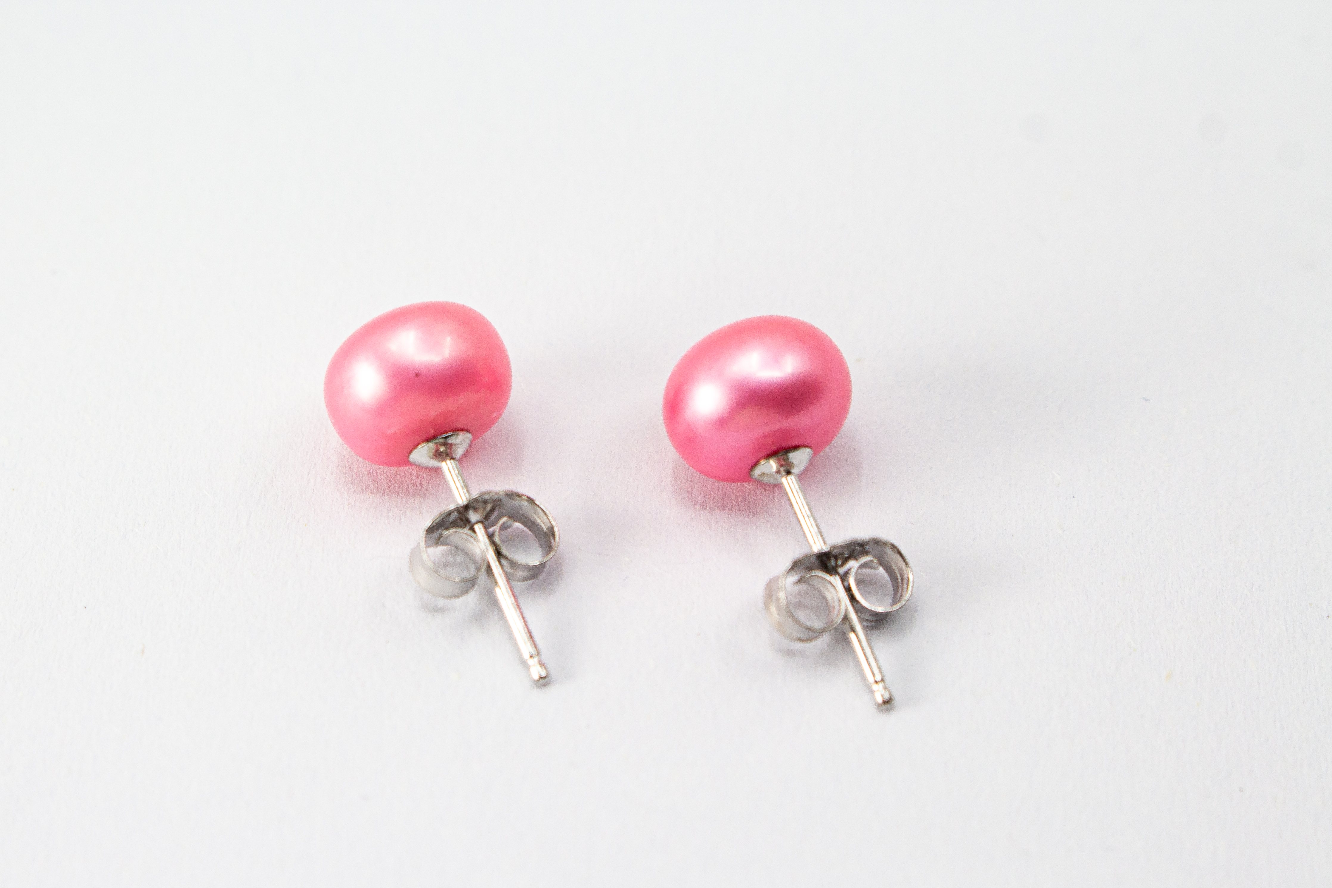 925er Sterlingsilber Ohrstecker mit schimmernder pinker Süßwasserzuchtperle in klassischem, zeitlosem Design.