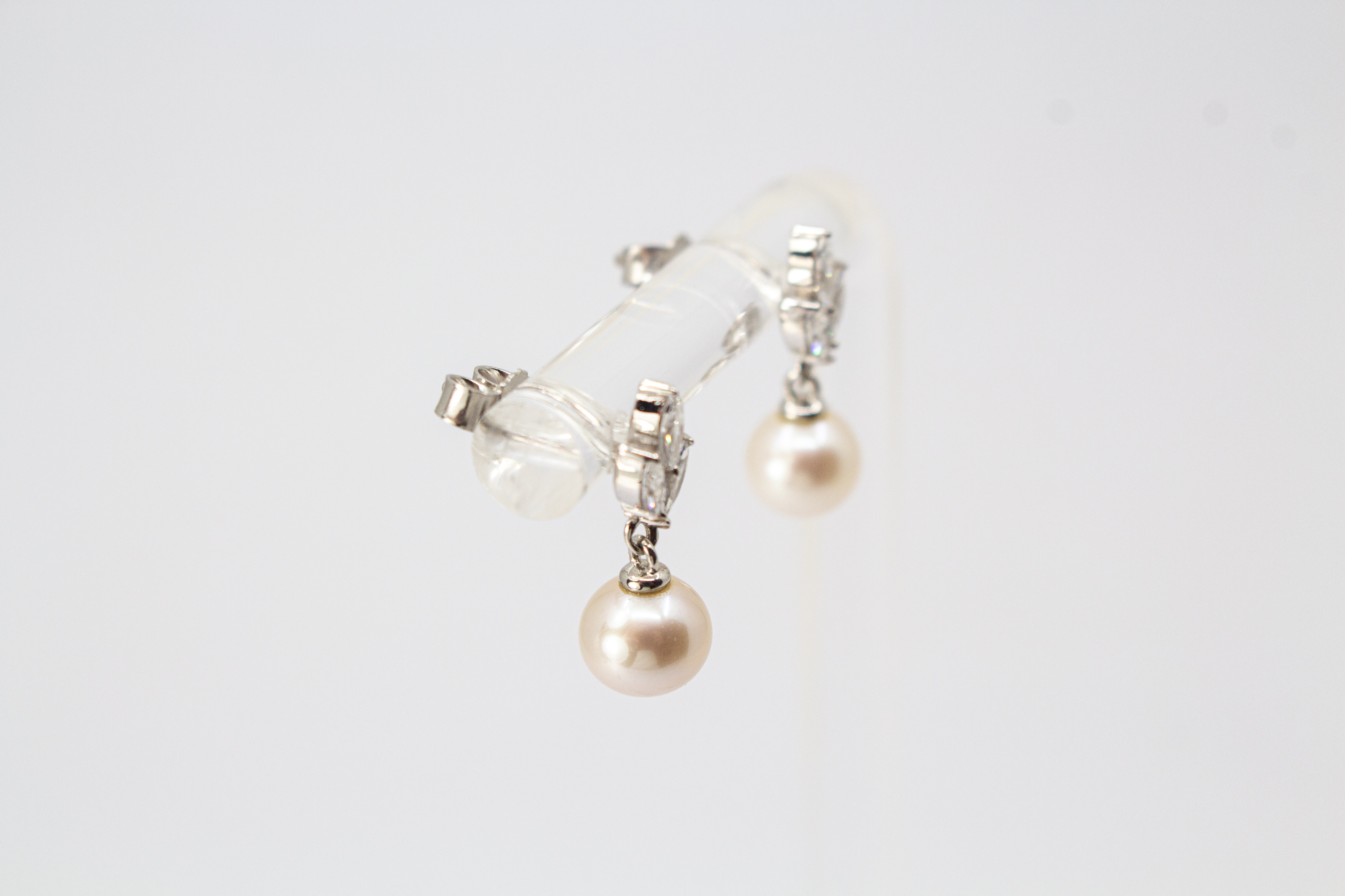 Paar elegante Braut-Ohrstecker „Knospe“ aus 925 Sterling Silber mit funkelnden Zirkonia-Steinen im Marquise-Schliff in Blätterform und frei beweglich angehängten, weißen Perlen