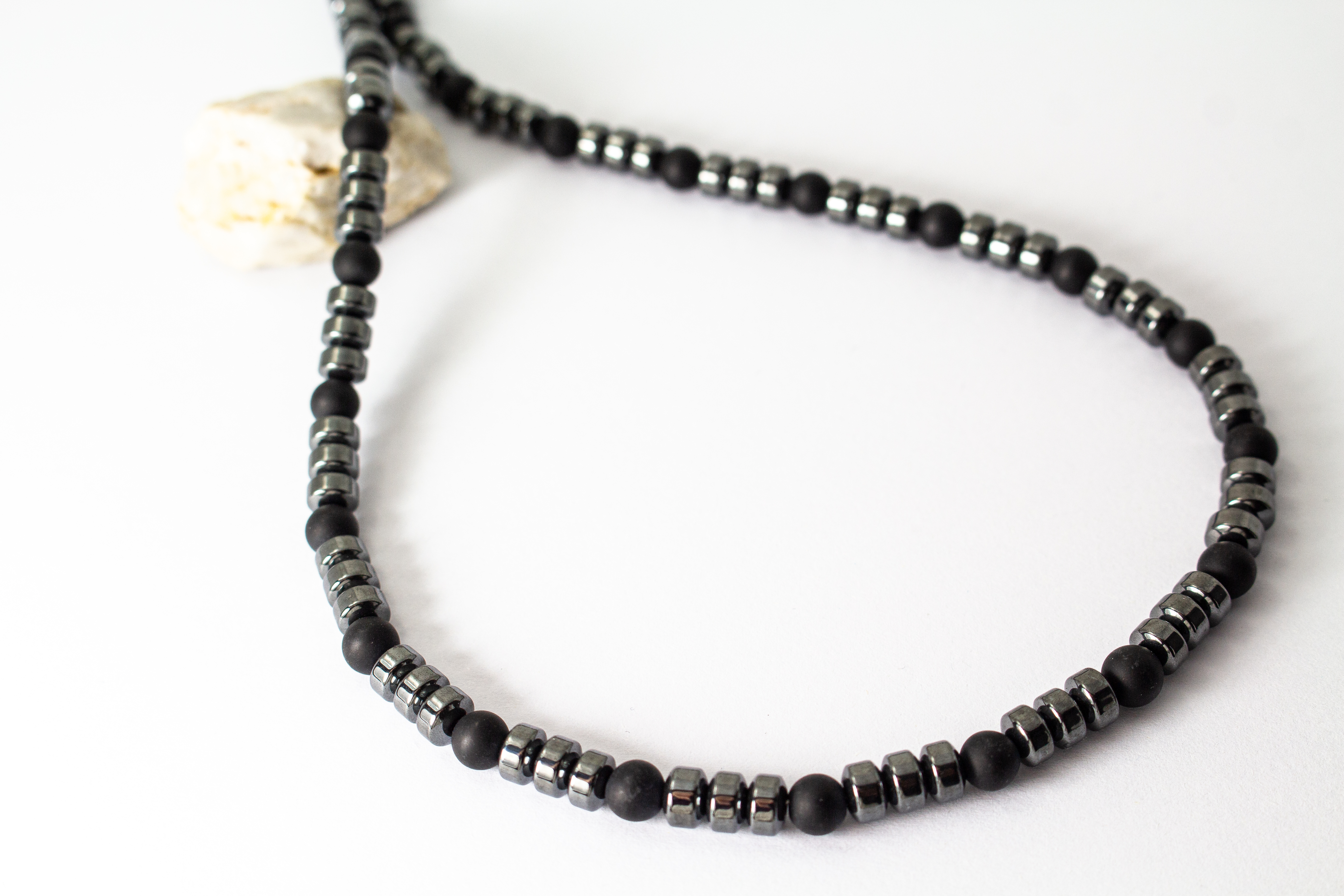 Herrenkette „Onyx Impuls“ aus mattschwarzem Onyx und Hämatit im minimalistischen maskulinen Design.