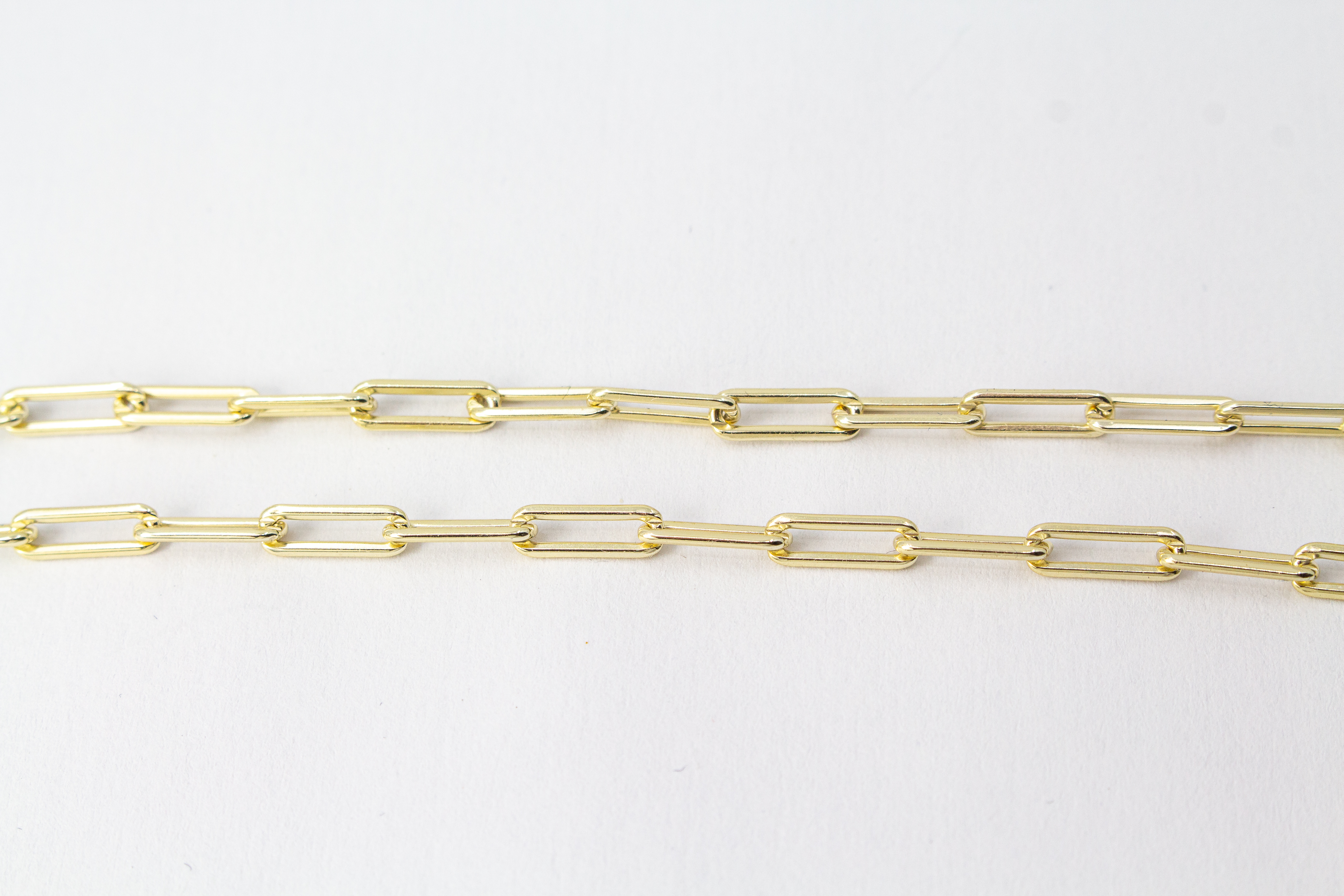 Eine filigrane, hochwertig gelbvergoldete Halskette aus 925er Sterlingsilber von der Goldschmiede Regina Kraus. Als Anhänger dient eine edle, weiße Barock-Zuchtperle mit ihrer typischen, unregelmäßig gewachsenen Form und einem intensiv schimmernden Lüster