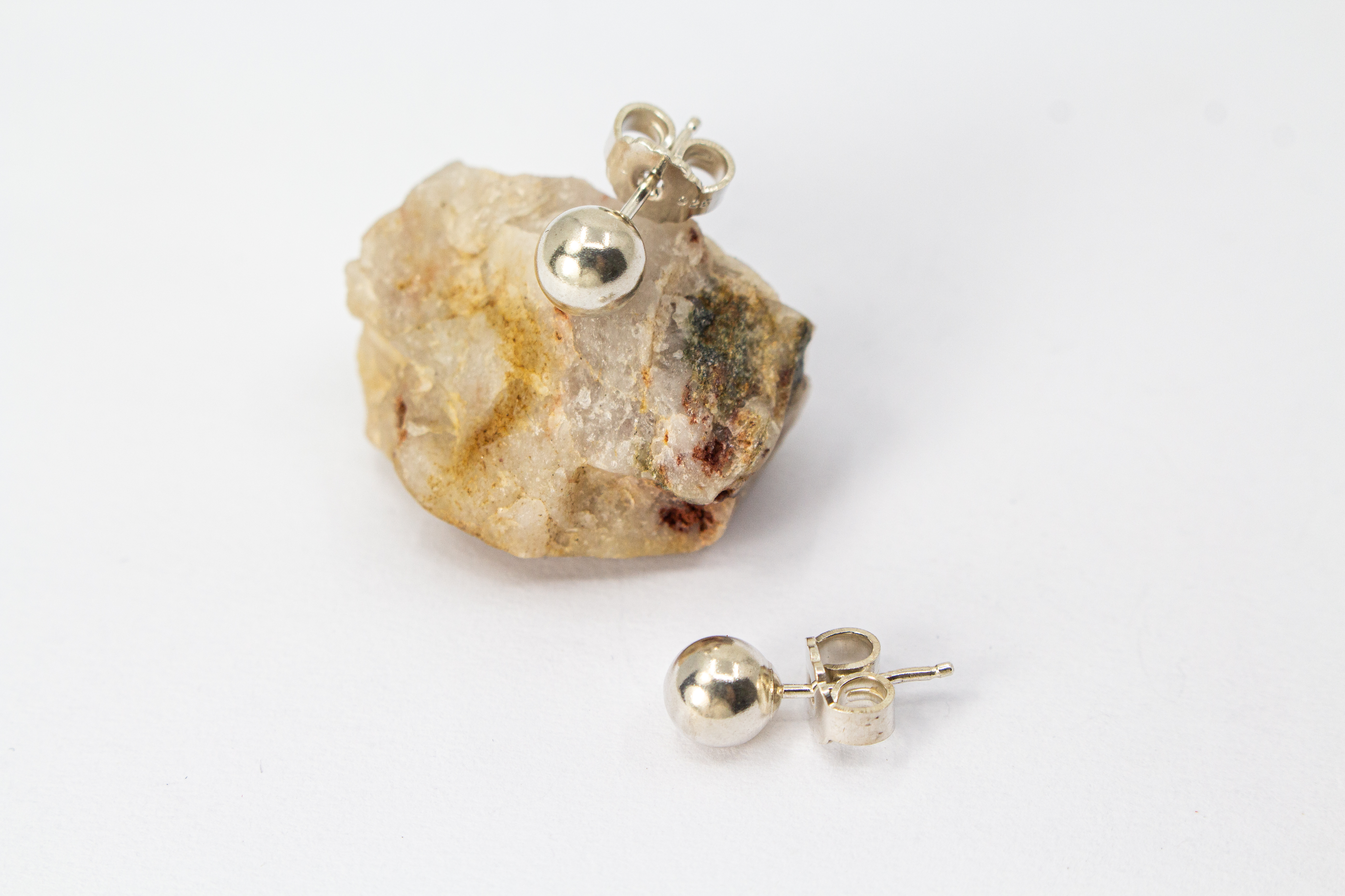 Zwei glänzend polierte, handgefertigte Kugel-Ohrstecker aus echtem 925er Sterling Silber