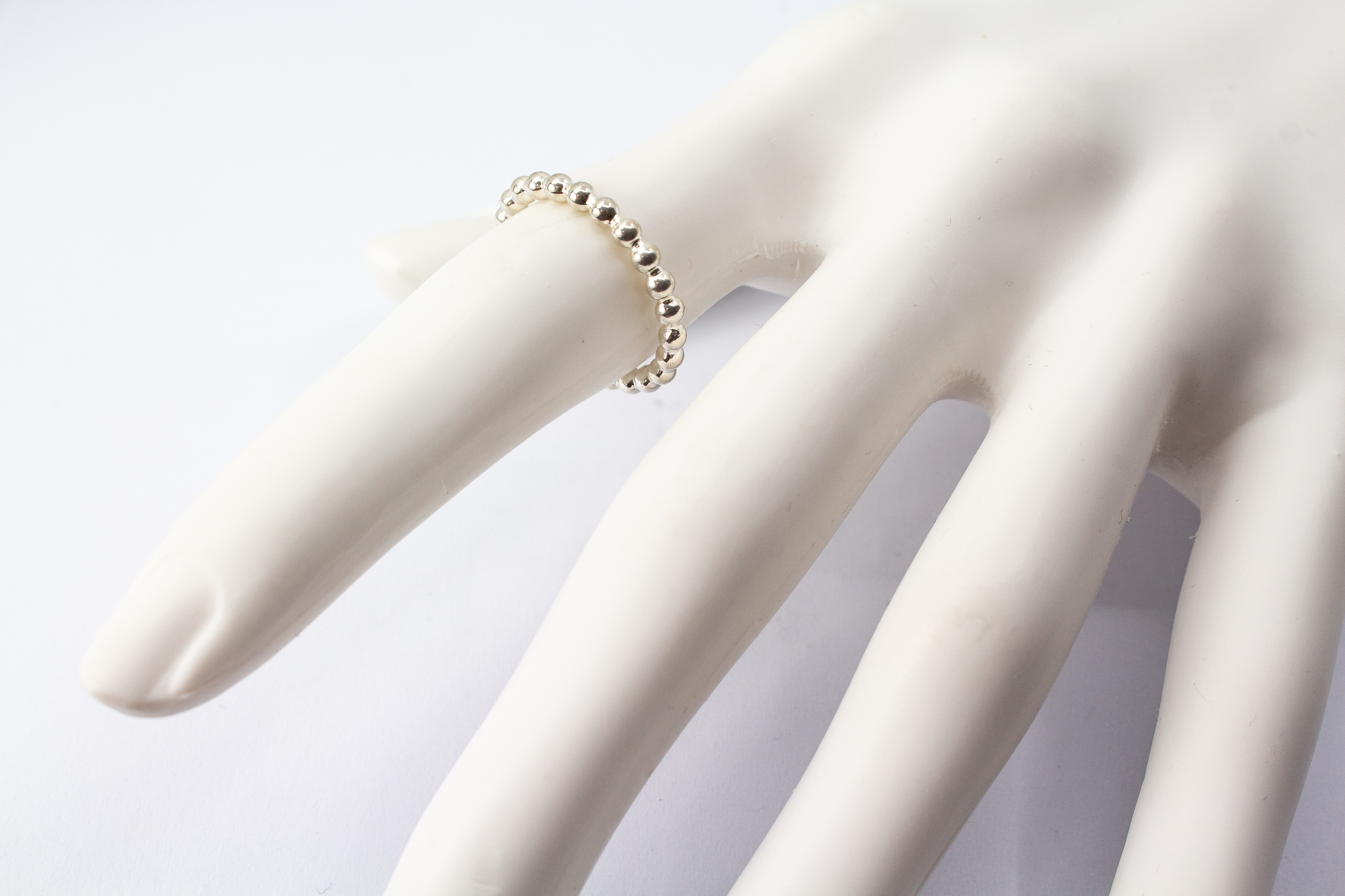 Handgefertigter Kugelring aus glänzendem 925 Sterlingsilber im filigranen Perldraht-Design – minimalistischer Stapelring aus der Goldschmiede Regina Kraus.