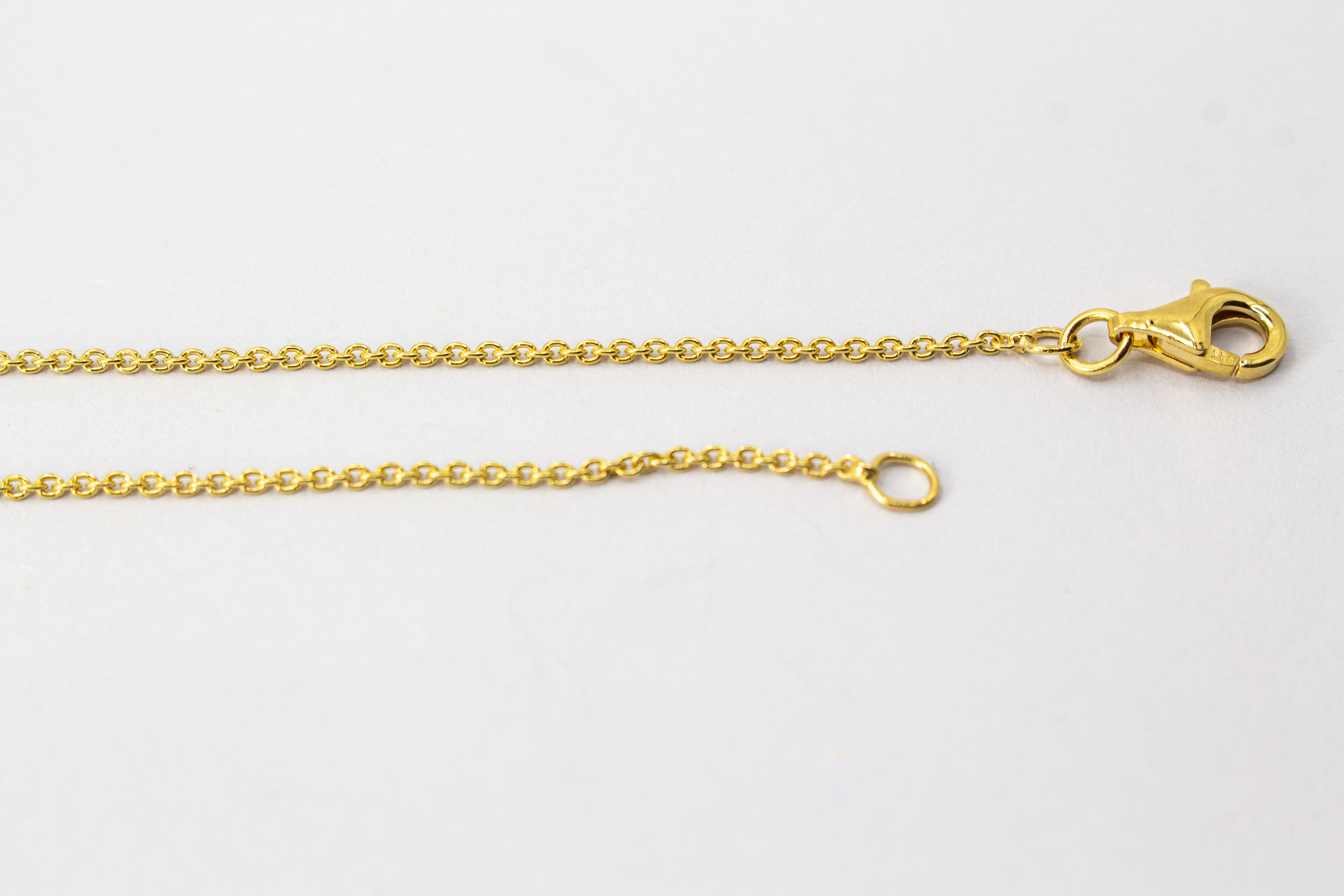 Kette „Blattgold“ aus 925er Sterlingsilber mit Feingoldbelötung und zweifarbigem Anhänger in filigraner Blattform.