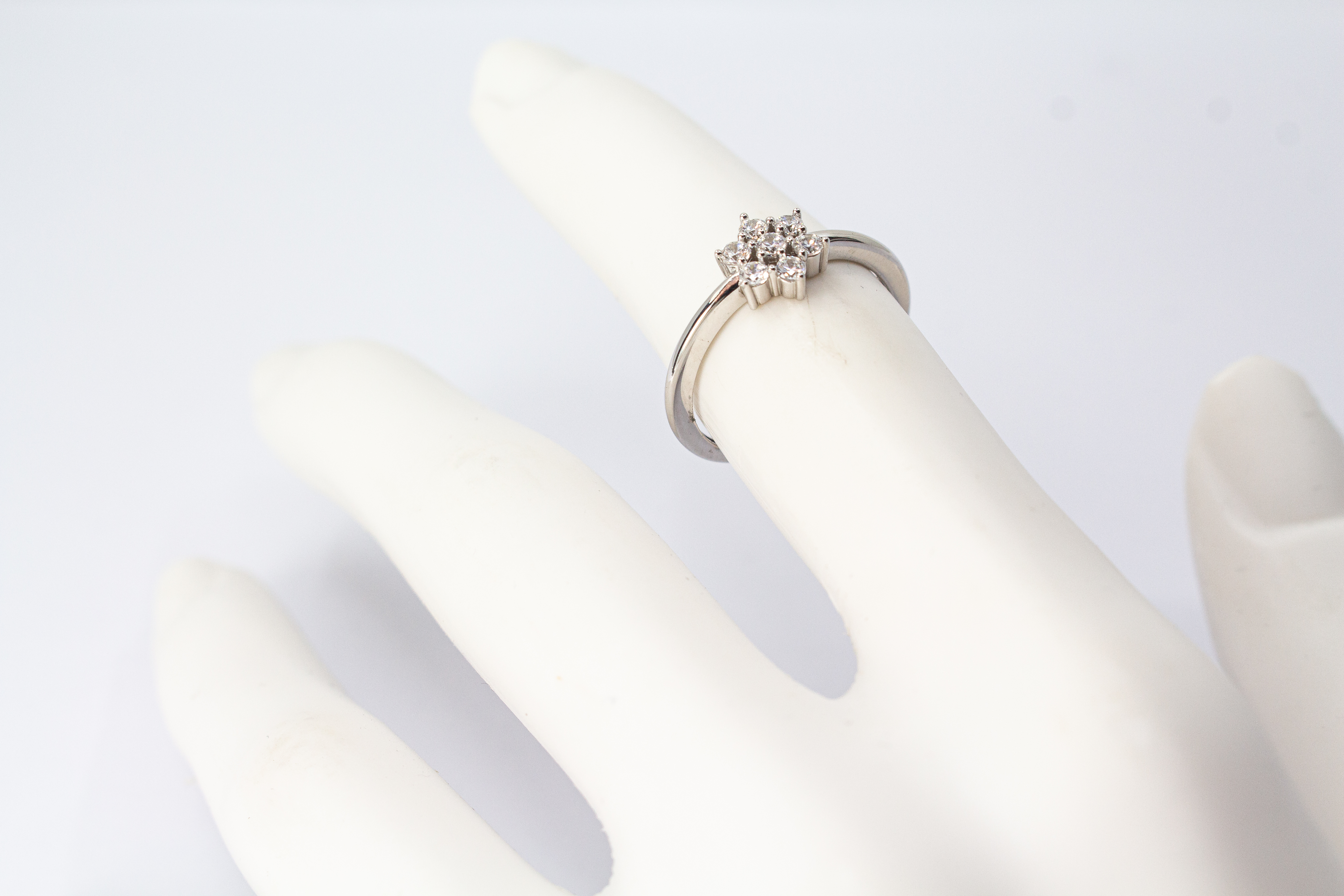 Rhodinierter 925er Sterlingsilber Ring „Schneestern“ mit funkelnden Zirkonia in sternförmiger Anordnung.