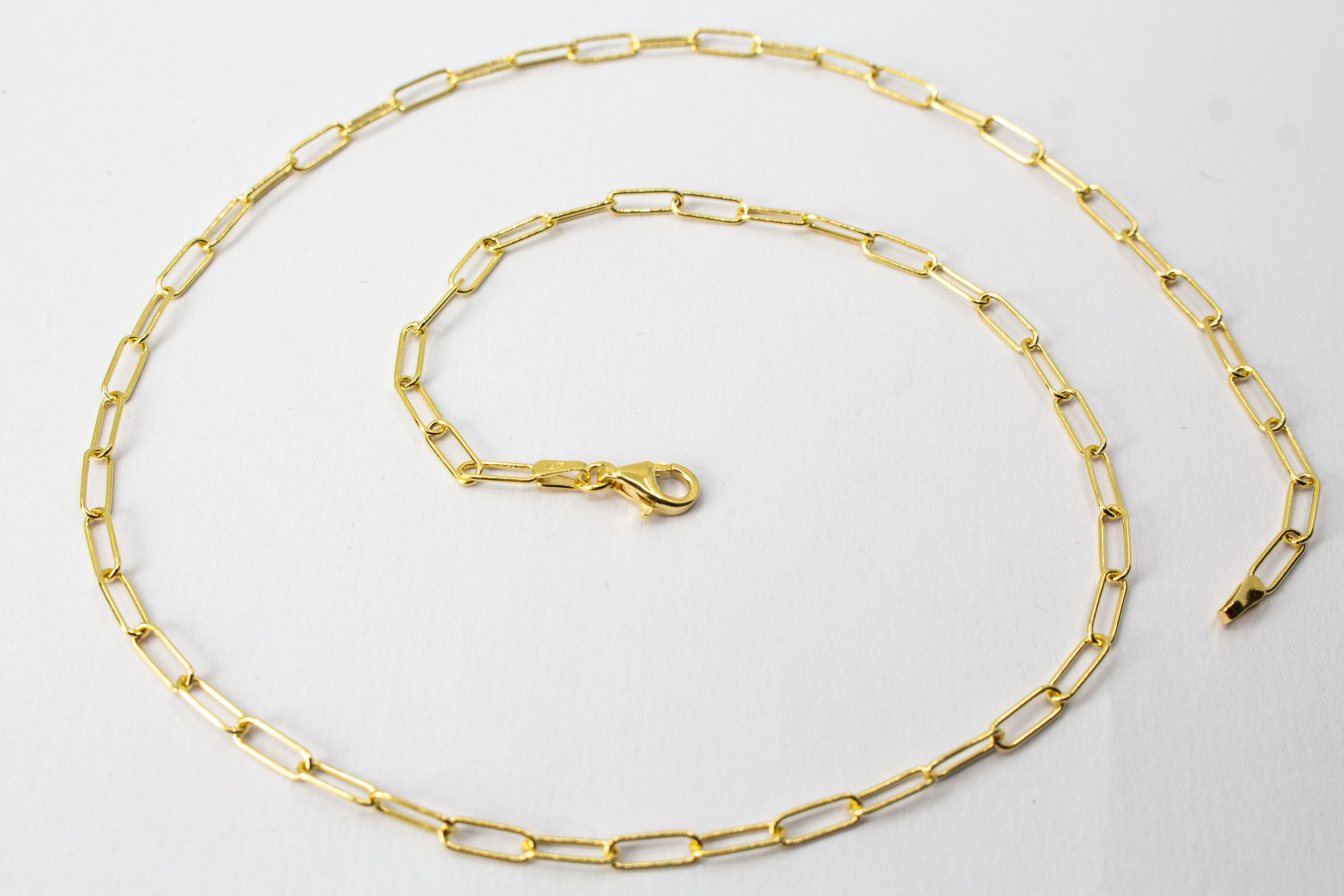 Elegante Paperclip-Halskette von der Goldschmiede Regina Kraus aus 20 Mikron vergoldetem 925er Sterlingsilber, Kategorie Ketten und Colliers.