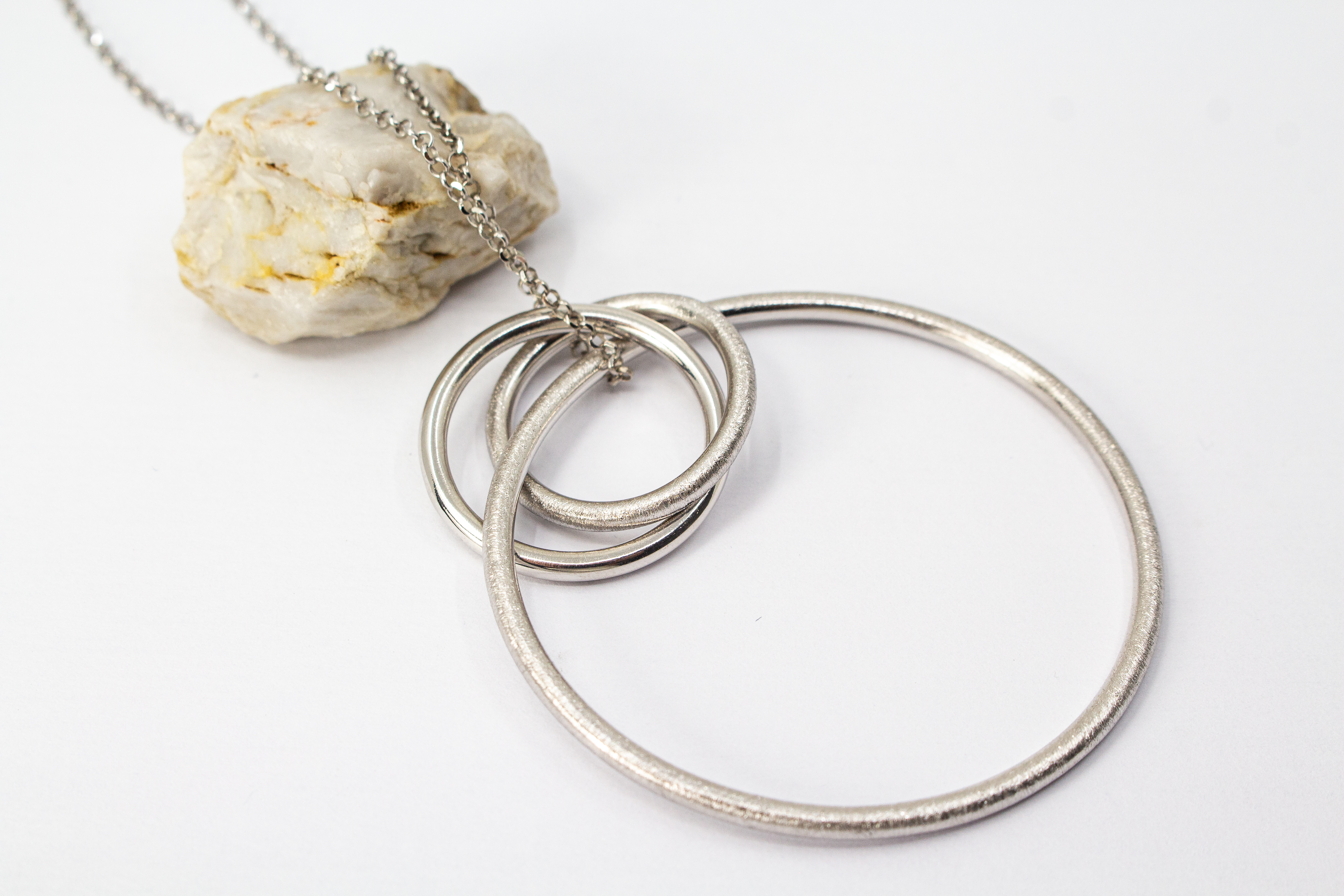 Modernes Collier aus rhodiniertem 925er Sterlingsilber von Diva Gioielli mit einem Anhänger aus mehreren ineinander verschlungenen Ringen in glänzender und eismatter Optik