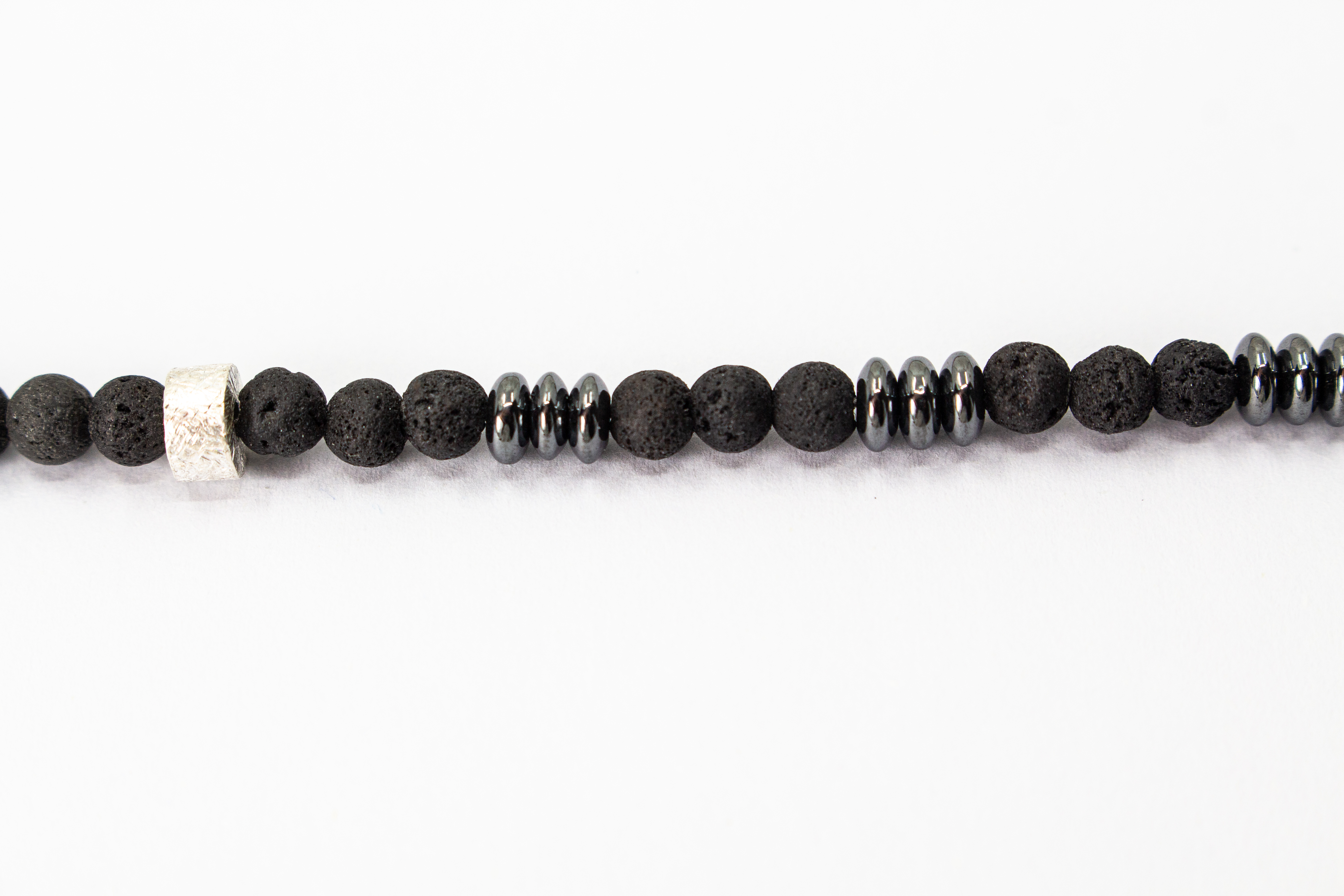 Herrenkette „Schwarze Glut“ aus mattem Lavastein, Hämatit und Zwischenteilen aus 925er Sterlingsilber im markanten maskulinen Design.