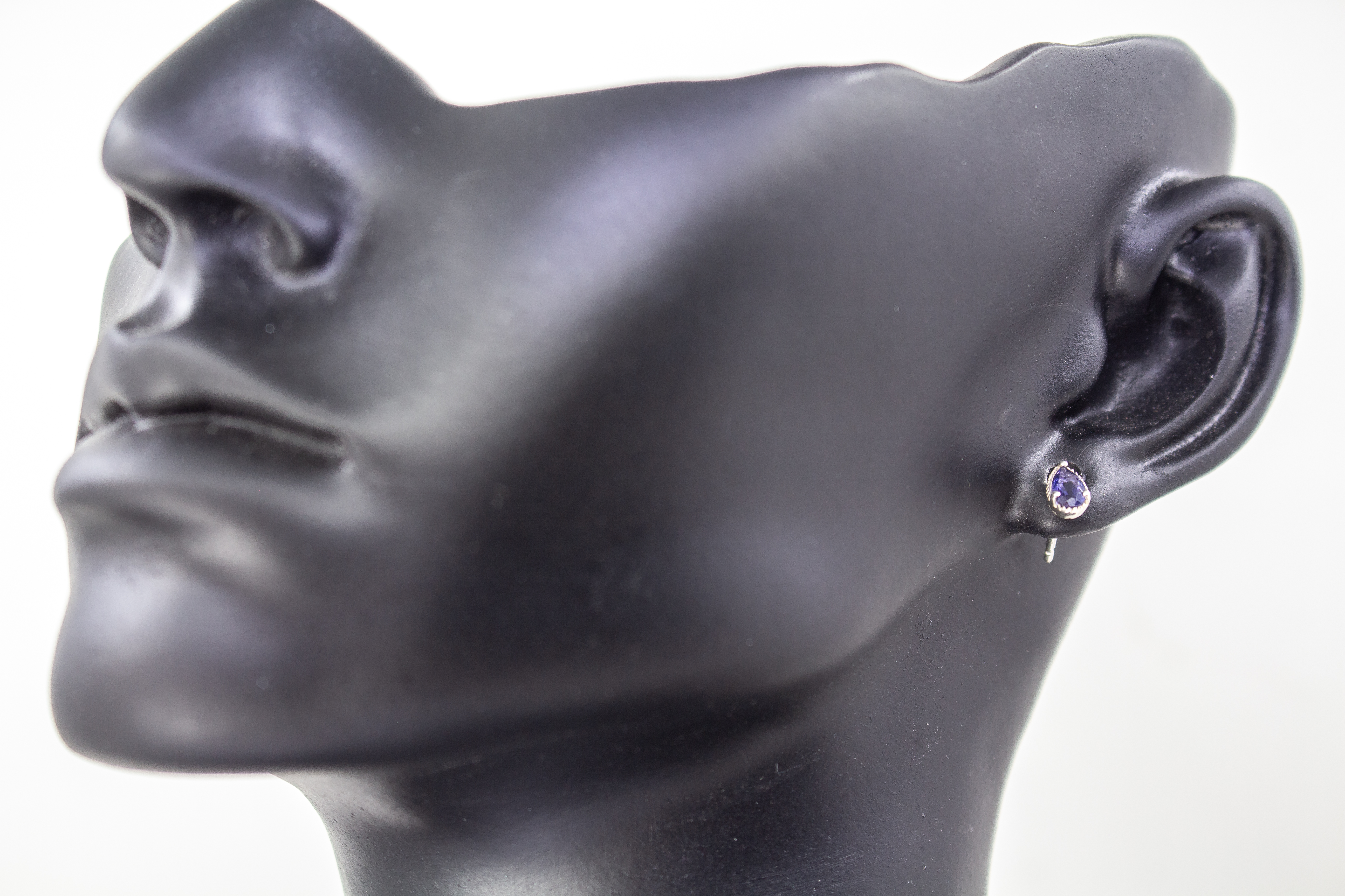 Paar filigrane Ohrstecker aus glänzendem 925 Sterling Silber mit kleinen, tropfenförmigen, blau-violetten Iolith-Edelsteinen in einer fein verzierten Fassung aus dem Online-Shop der Goldschmiede Regina Kraus.