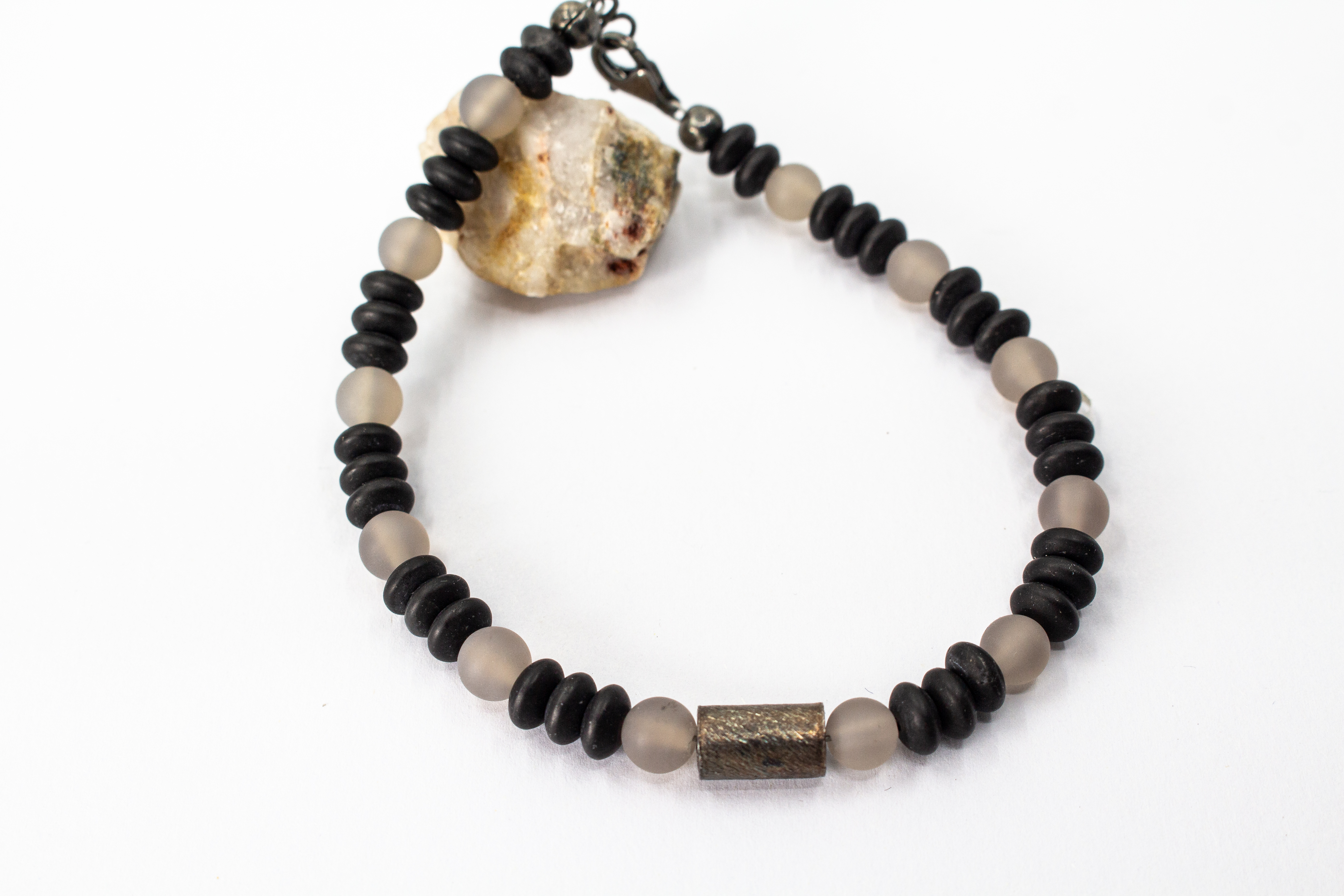 Herrenarmband „Vulkangrau“ aus matten Achat-Perlen und Lavasteinen mit markantem Element aus geschwärztem Silber.