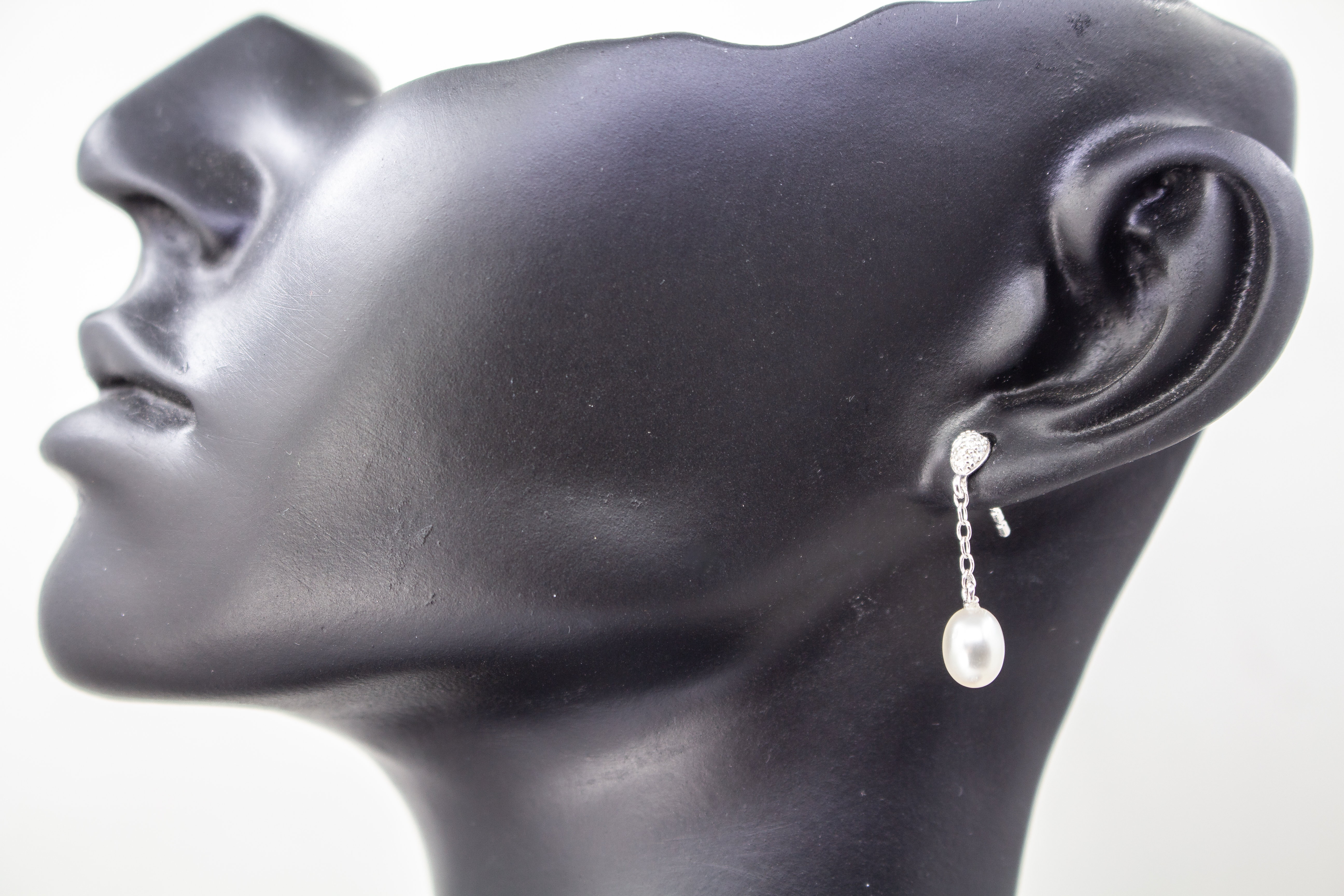 Mondschein-Duo Ohrstecker von Regina Kraus: Zweiteiliger Ohrschmuck aus rhodiniertem 925er Sterlingsilber mit weißer Süßwasserzuchtperle und funkelnden Zirkonia-Anhängern